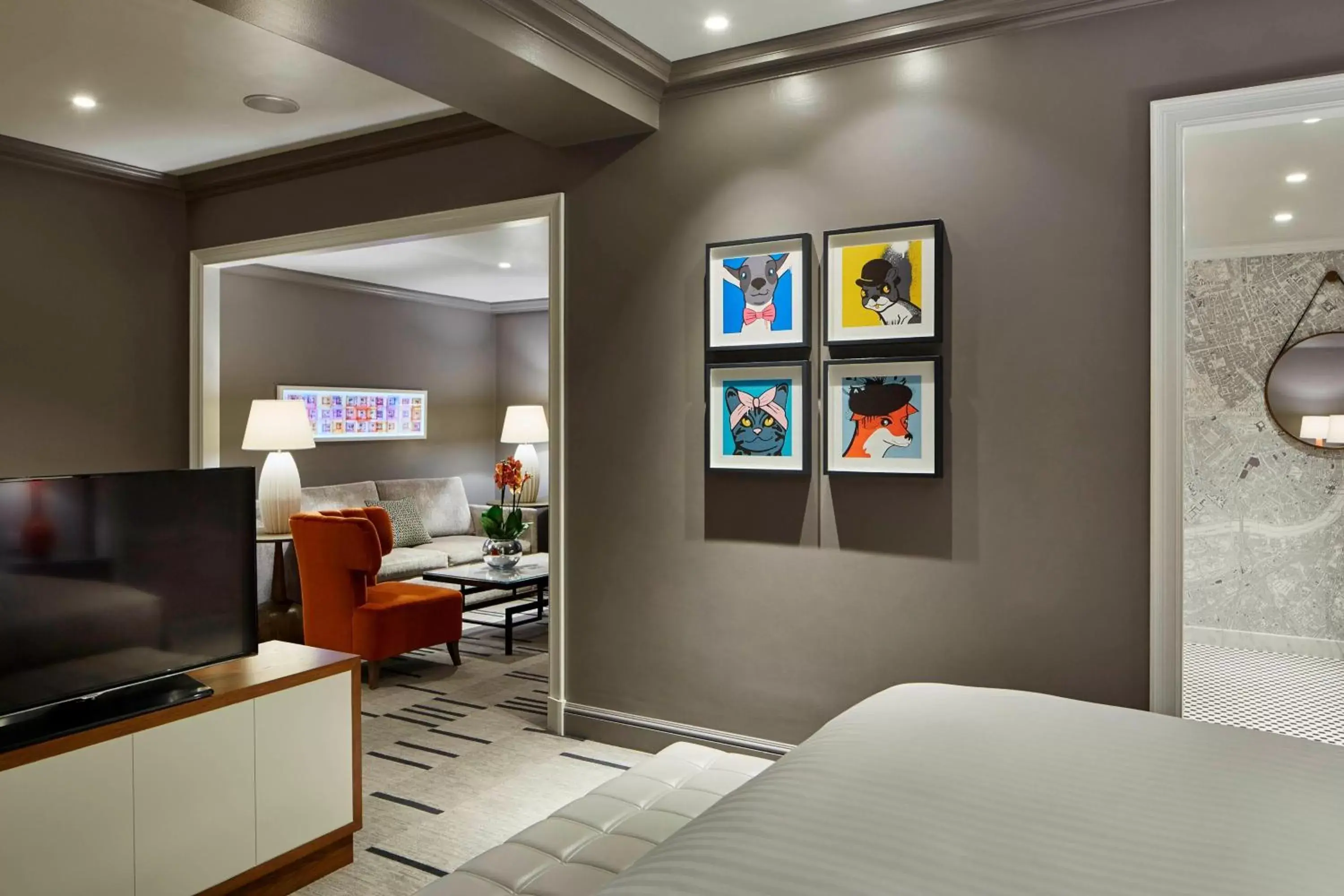 Bedroom, TV/Entertainment Center in London Marriott Hotel County Hall