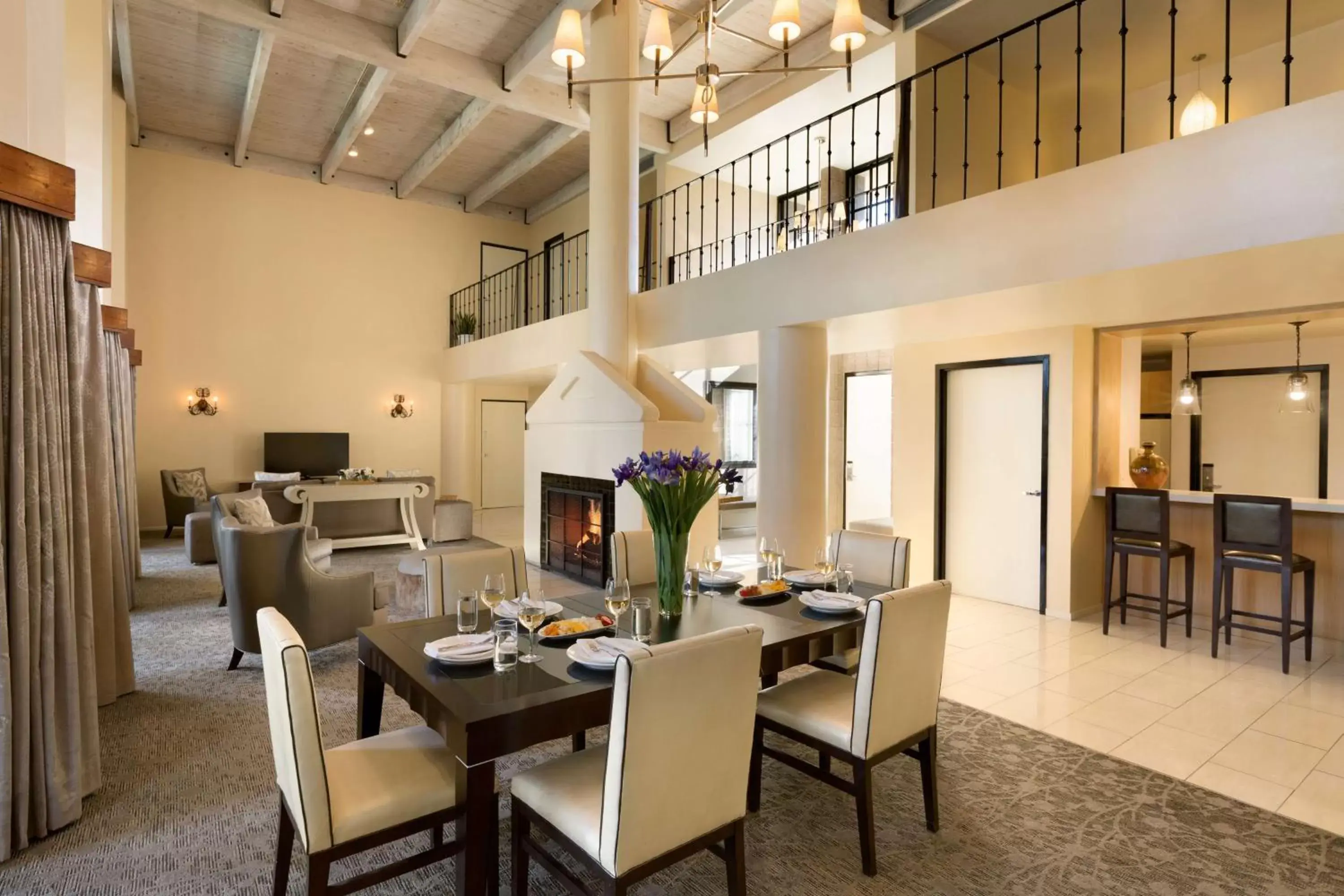 Living room, Restaurant/Places to Eat in DoubleTree by Hilton Paradise Valley Resort Scottsdale