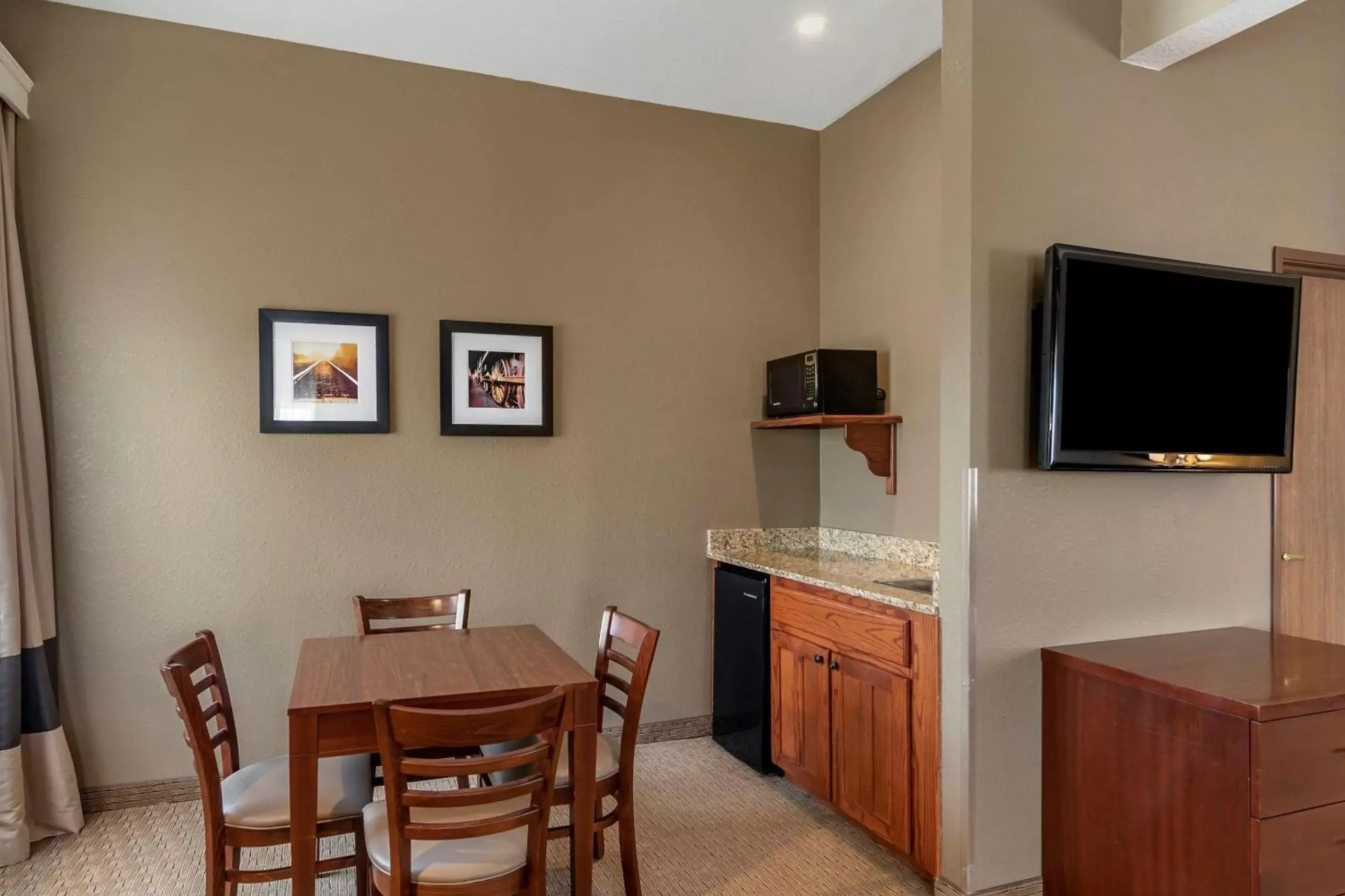 Photo of the whole room, TV/Entertainment Center in Comfort Inn Warrensburg Station