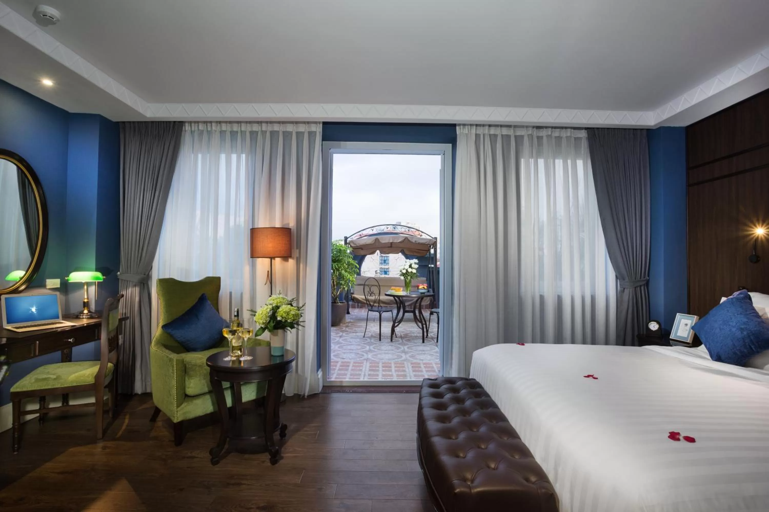 Shower, Bed in O'Gallery Premier Hotel & Spa