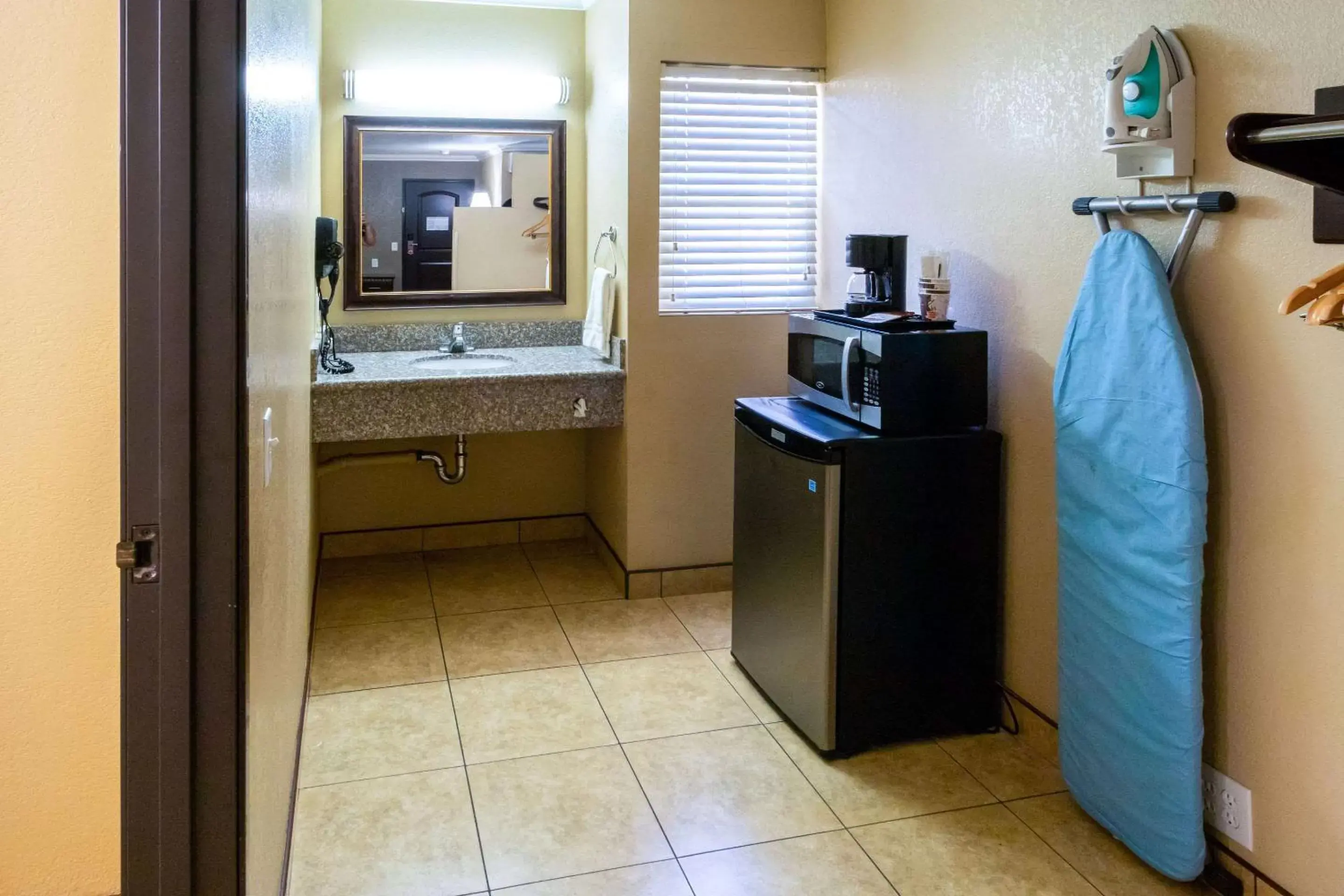 Photo of the whole room, Bathroom in Econo Lodge Inn & Suites Fallbrook Downtown