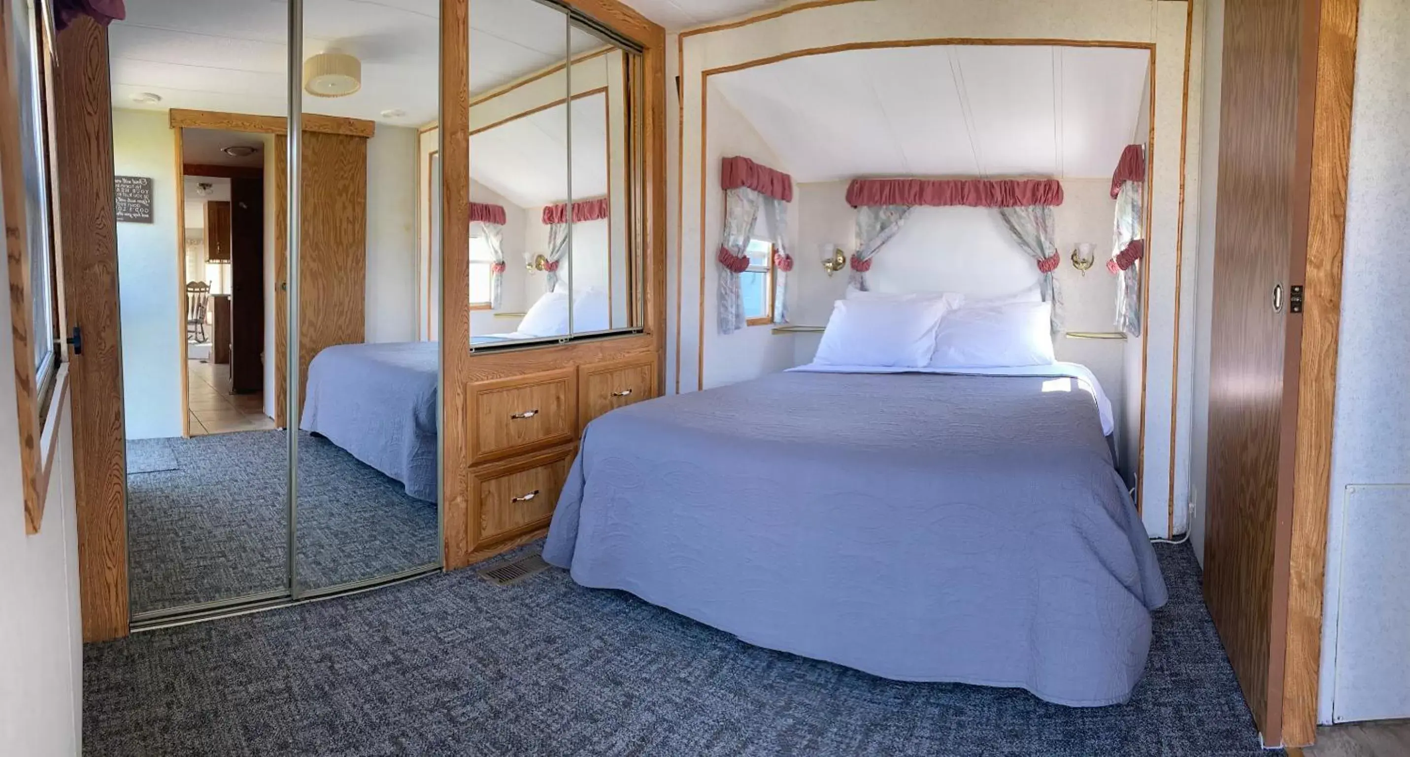 Bed in Pelican Motel Bed in Pelican Motel