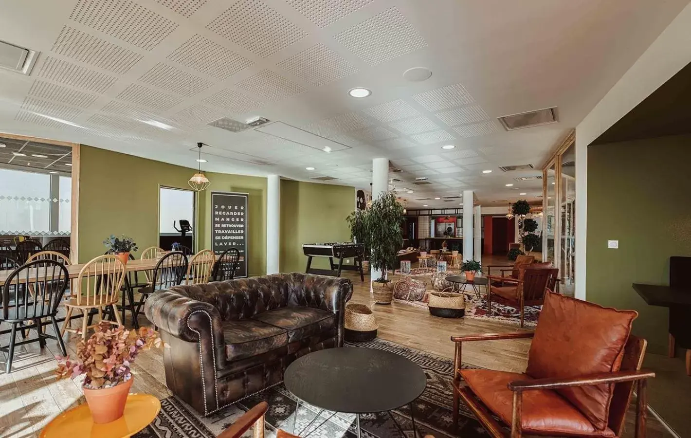 Communal lounge/ TV room, Restaurant/Places to Eat in Kabane Montpellier