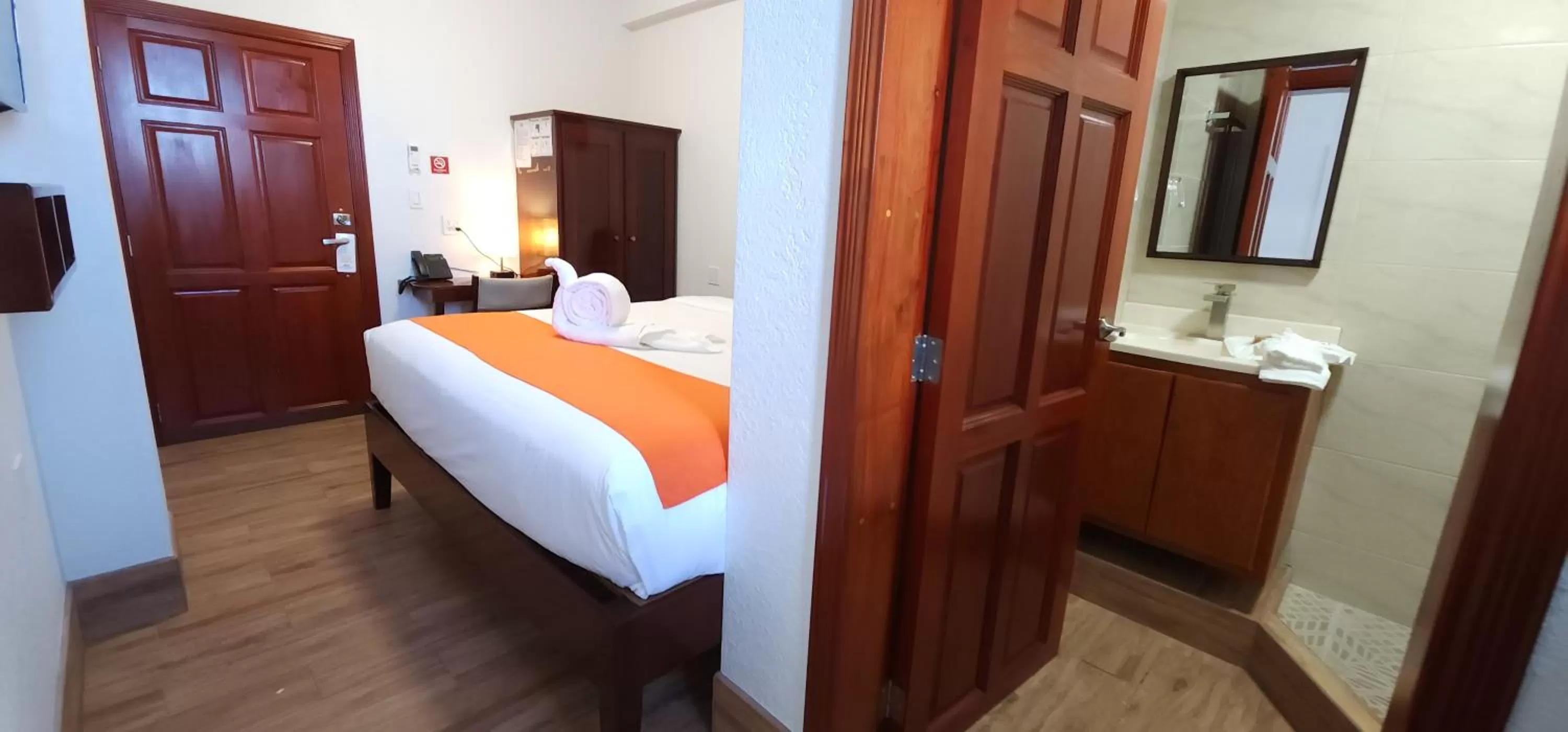 Bathroom, Bed in Voyager Sun & Reef Hotel