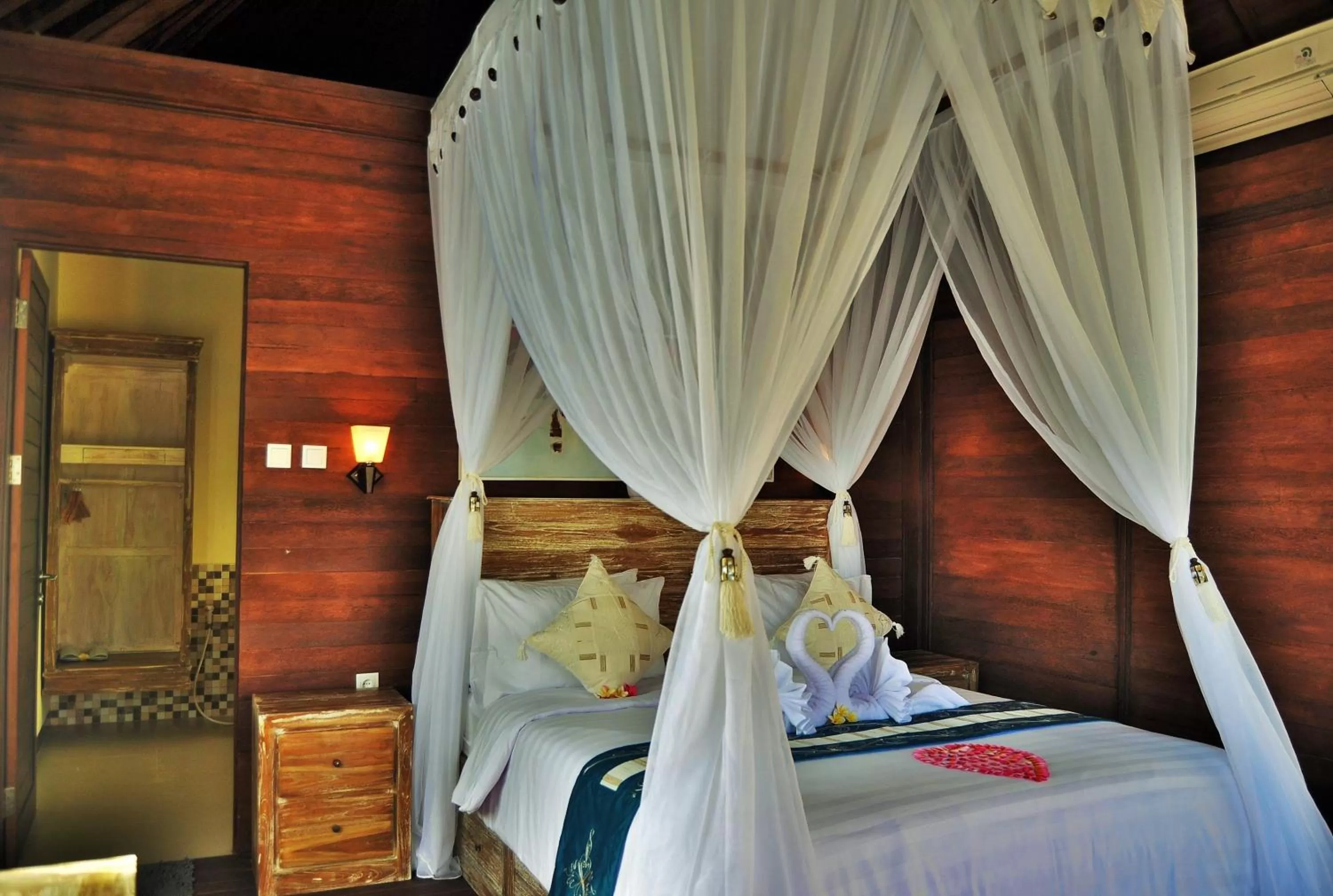 Bedroom, Bed in Ocean Terrace Suite And Spa Luxury