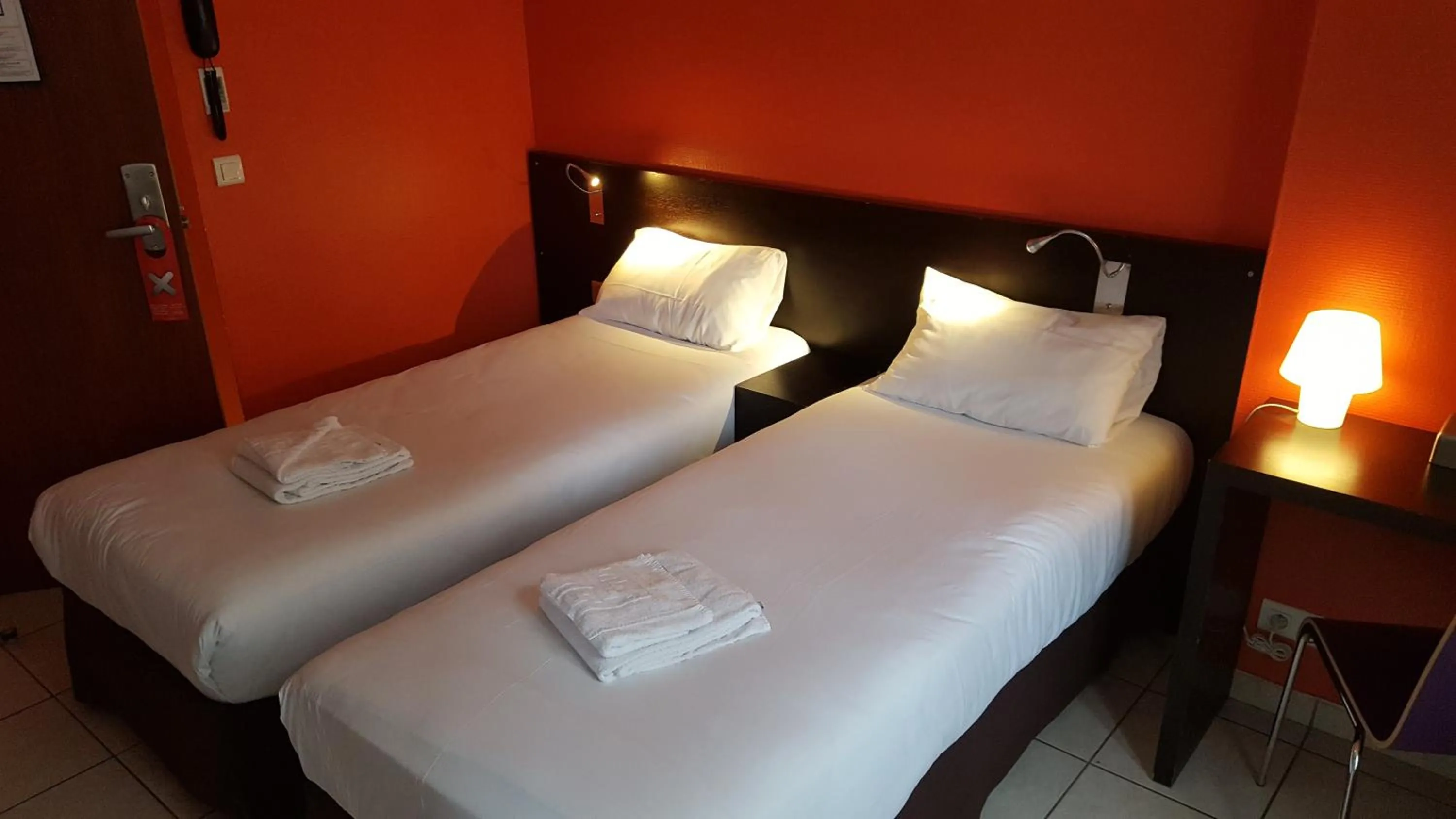 Bedroom, Bed in Le Montclair Montmartre by River