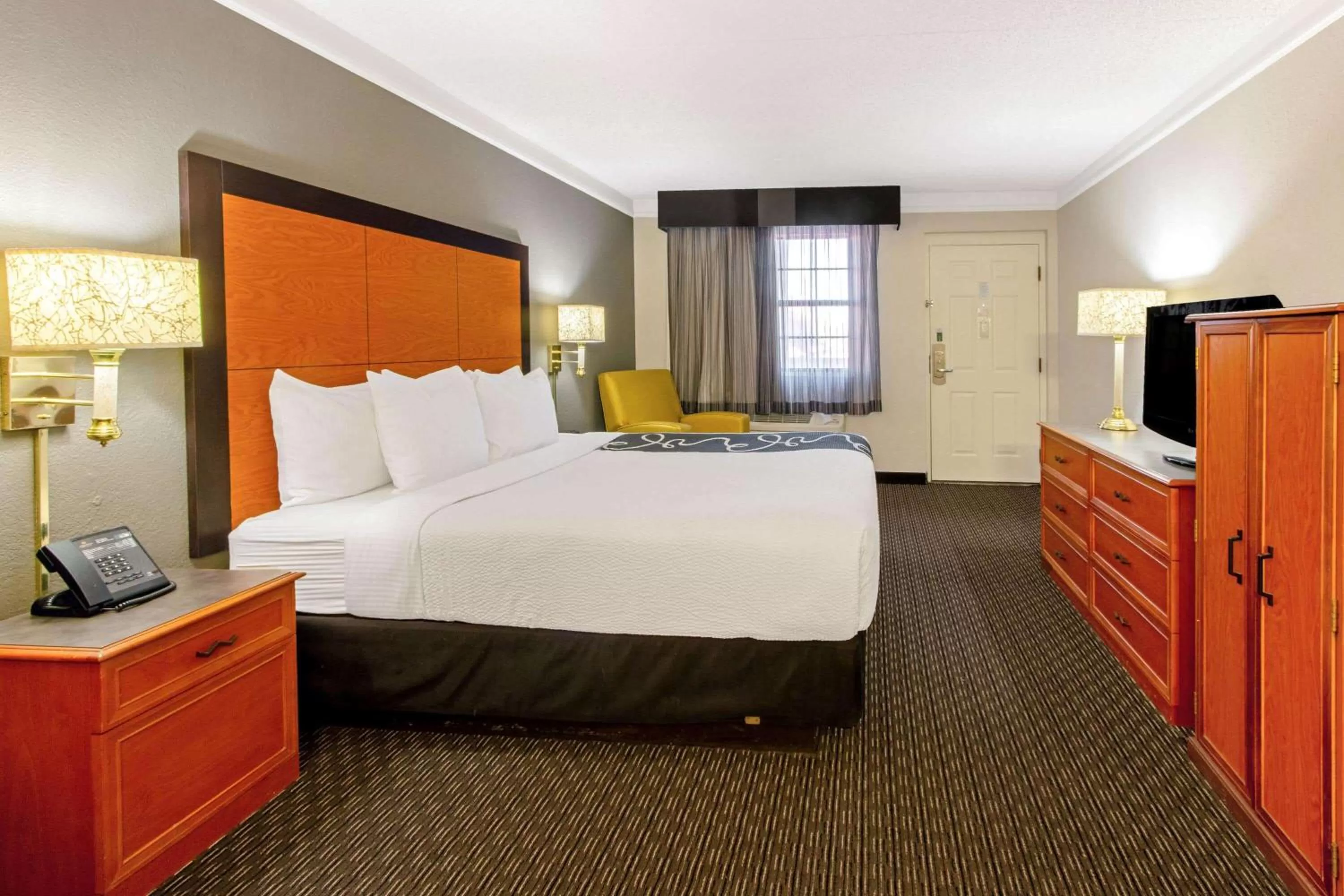 Photo of the whole room, Bed in La Quinta Inn by Wyndham Santa Fe