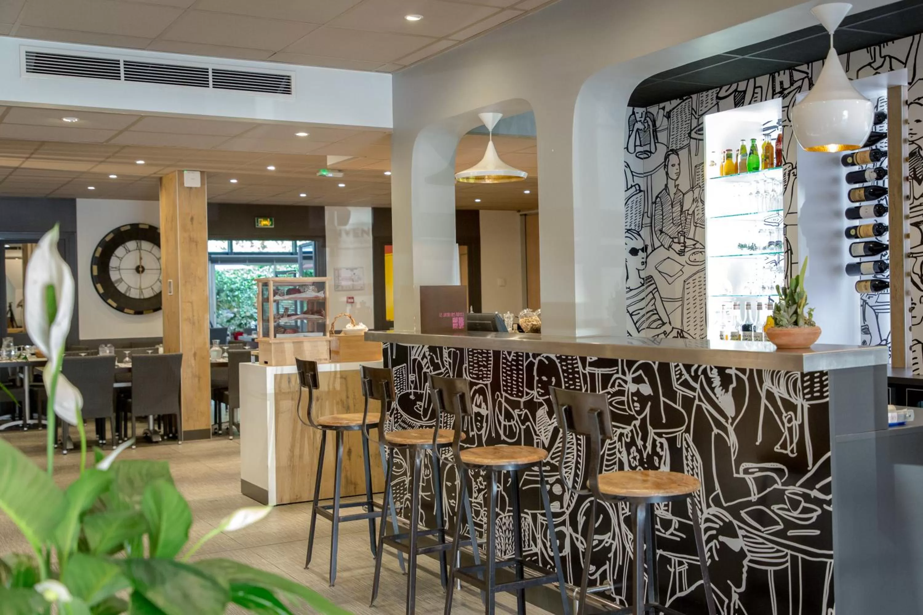 Lounge or bar in ibis Brignoles Provence Verte