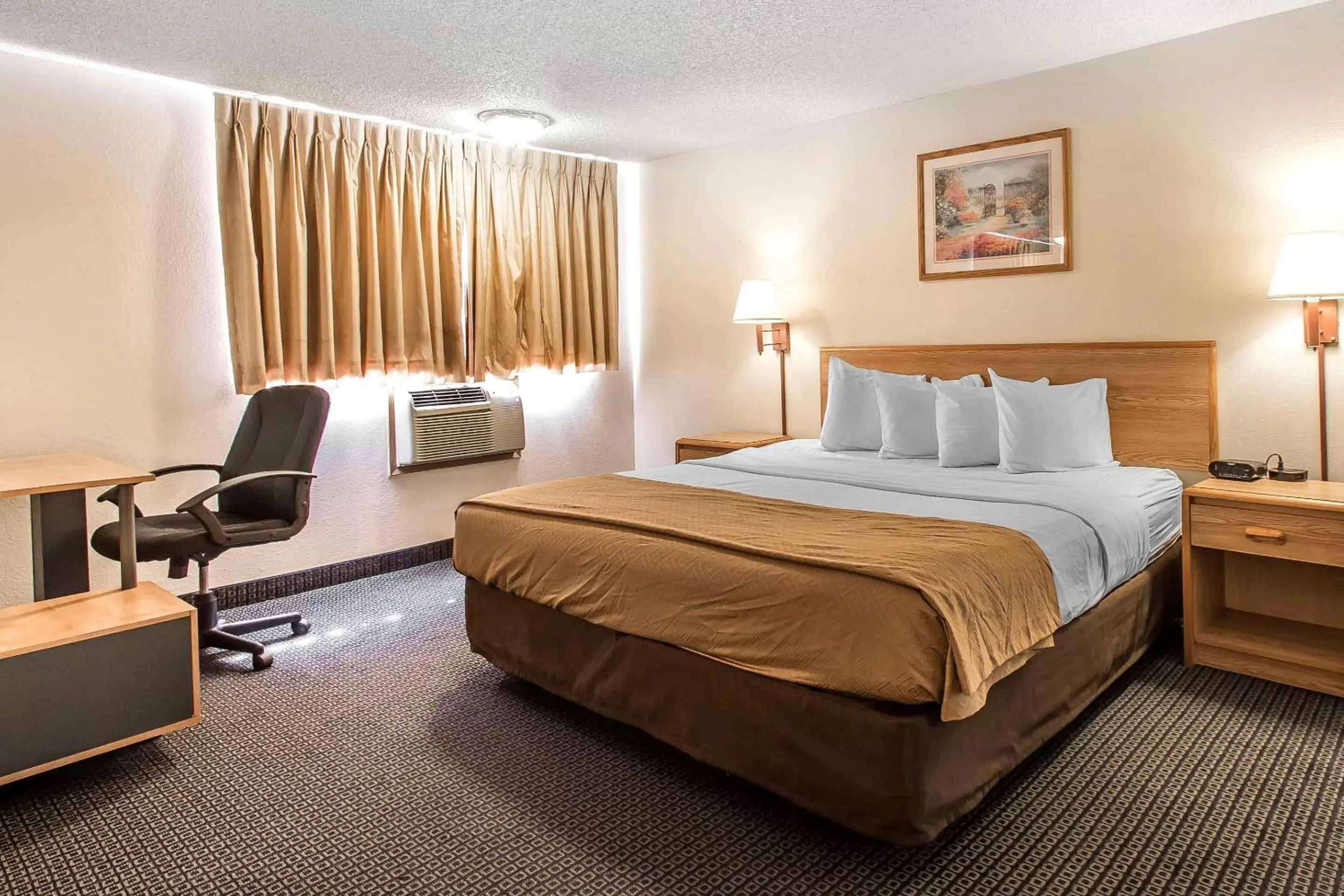 Photo of the whole room, Bed in Econo Lodge Inn & Suites Clinton