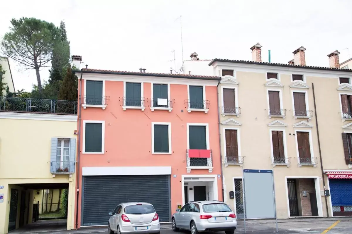 Property Building in Bed Portavenezia