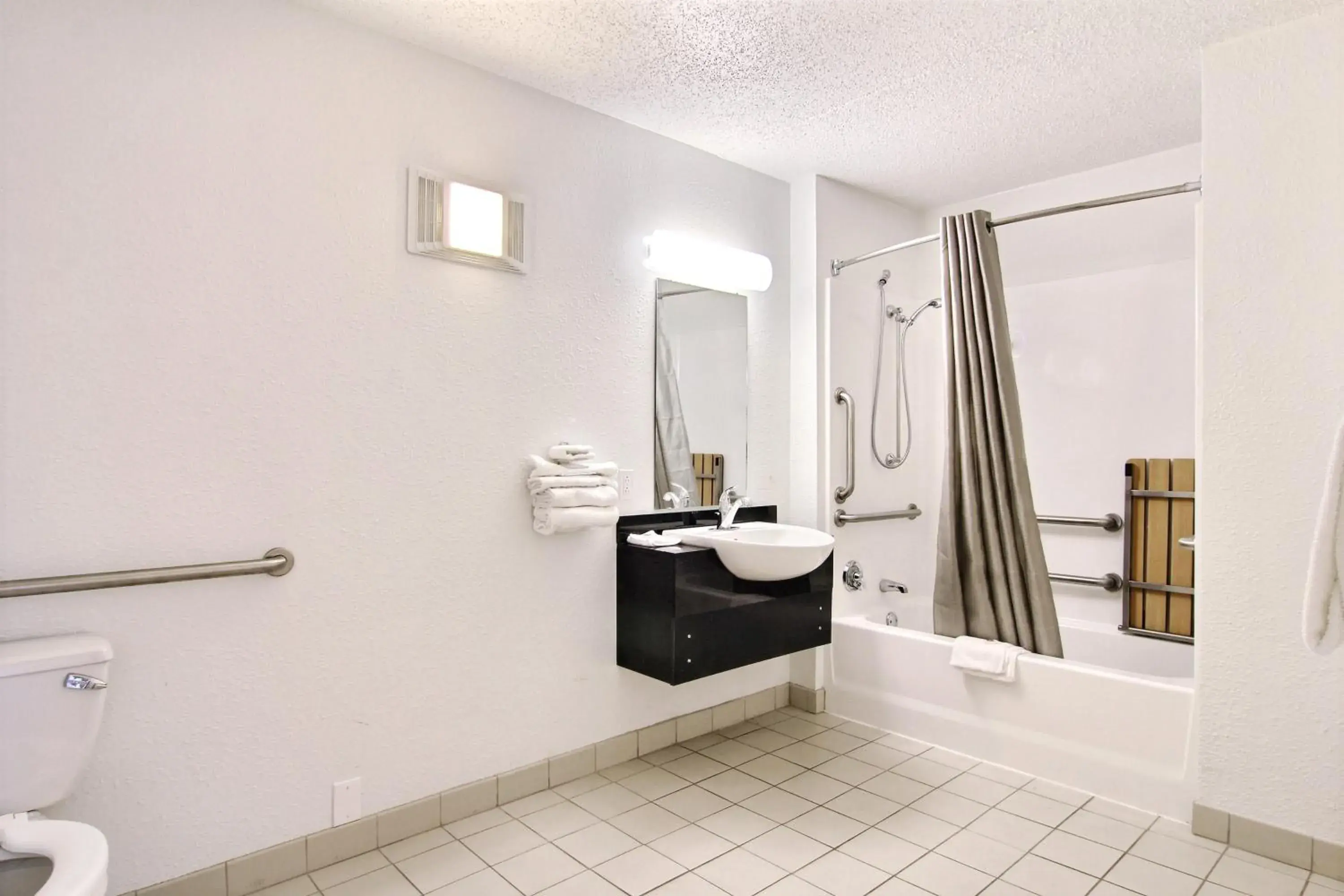 Bathroom in Motel 6-Middleburg Heights, OH - Cleveland