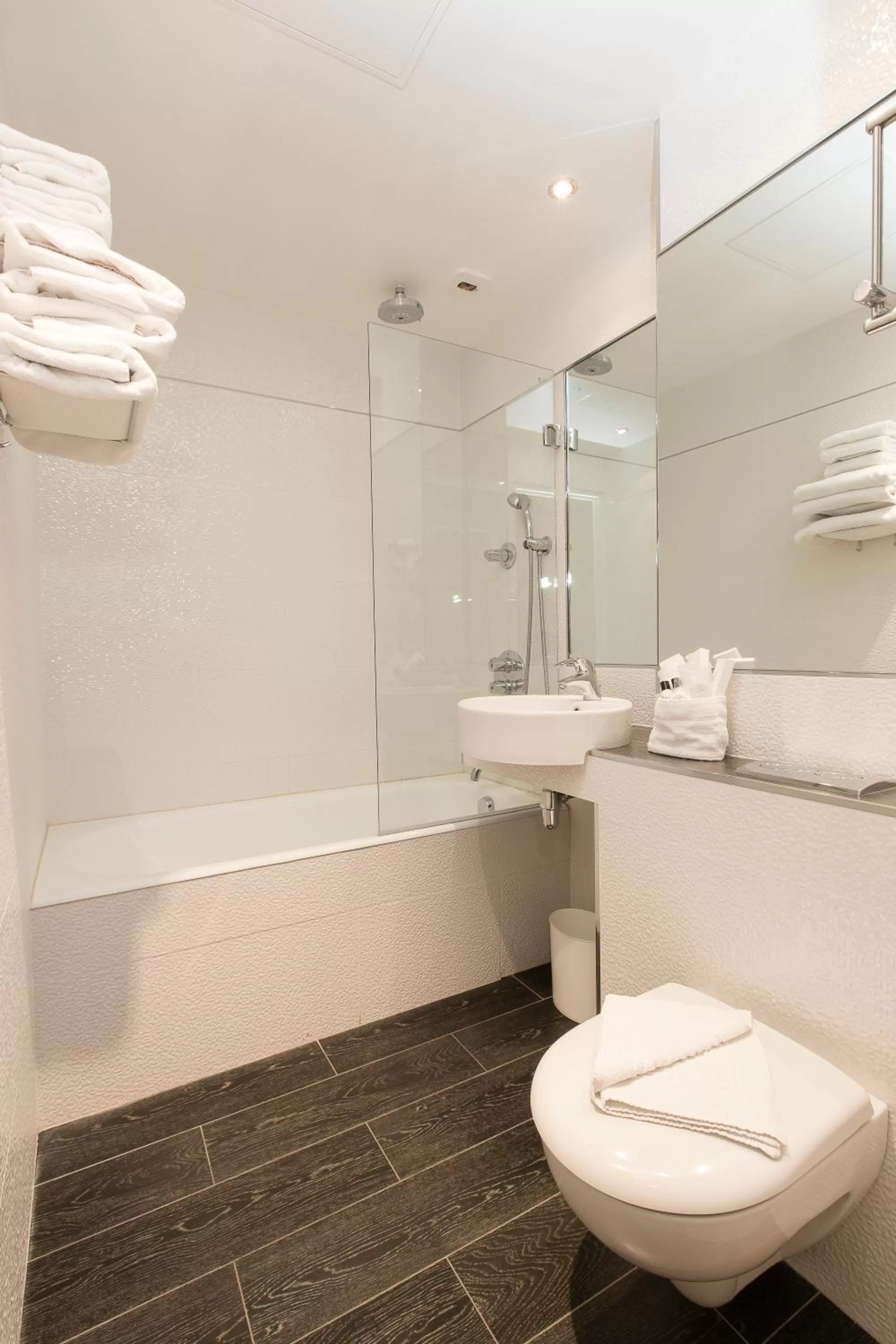 Bathroom in Hôtel De La Paix