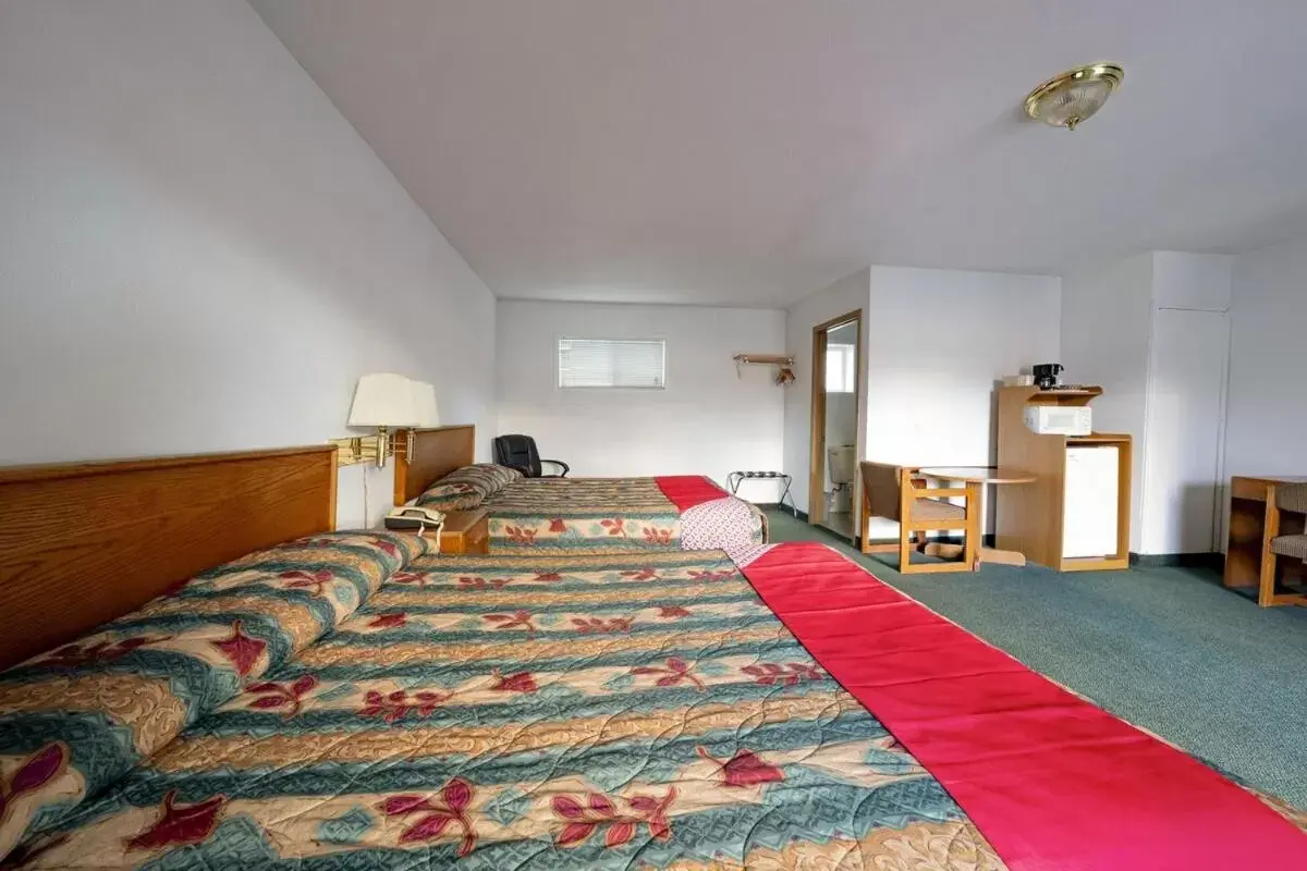 Photo of the whole room, Bed in Budget 8 Motel