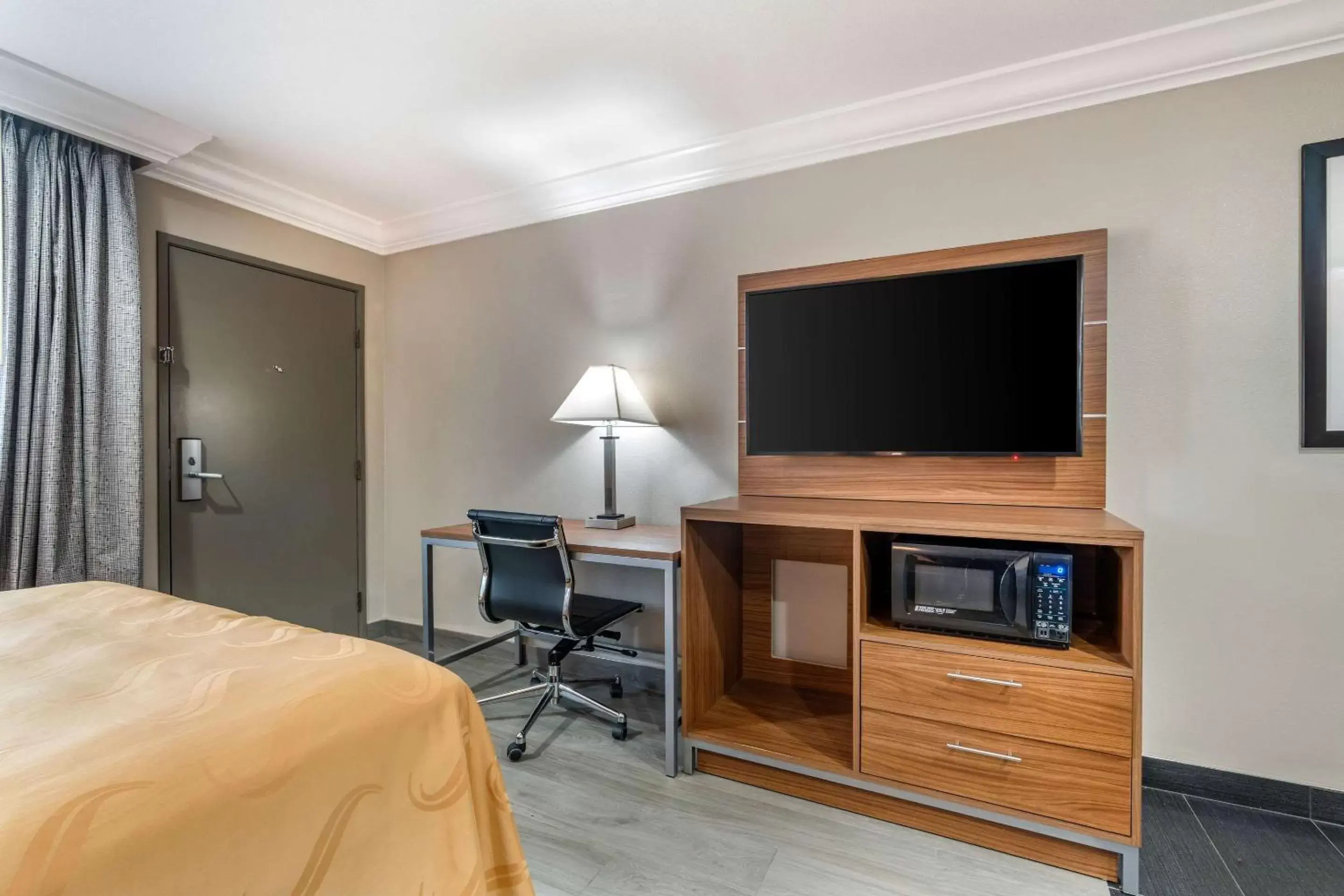 TV and multimedia, TV/Entertainment Center in Quality Inn & Suites Vacaville