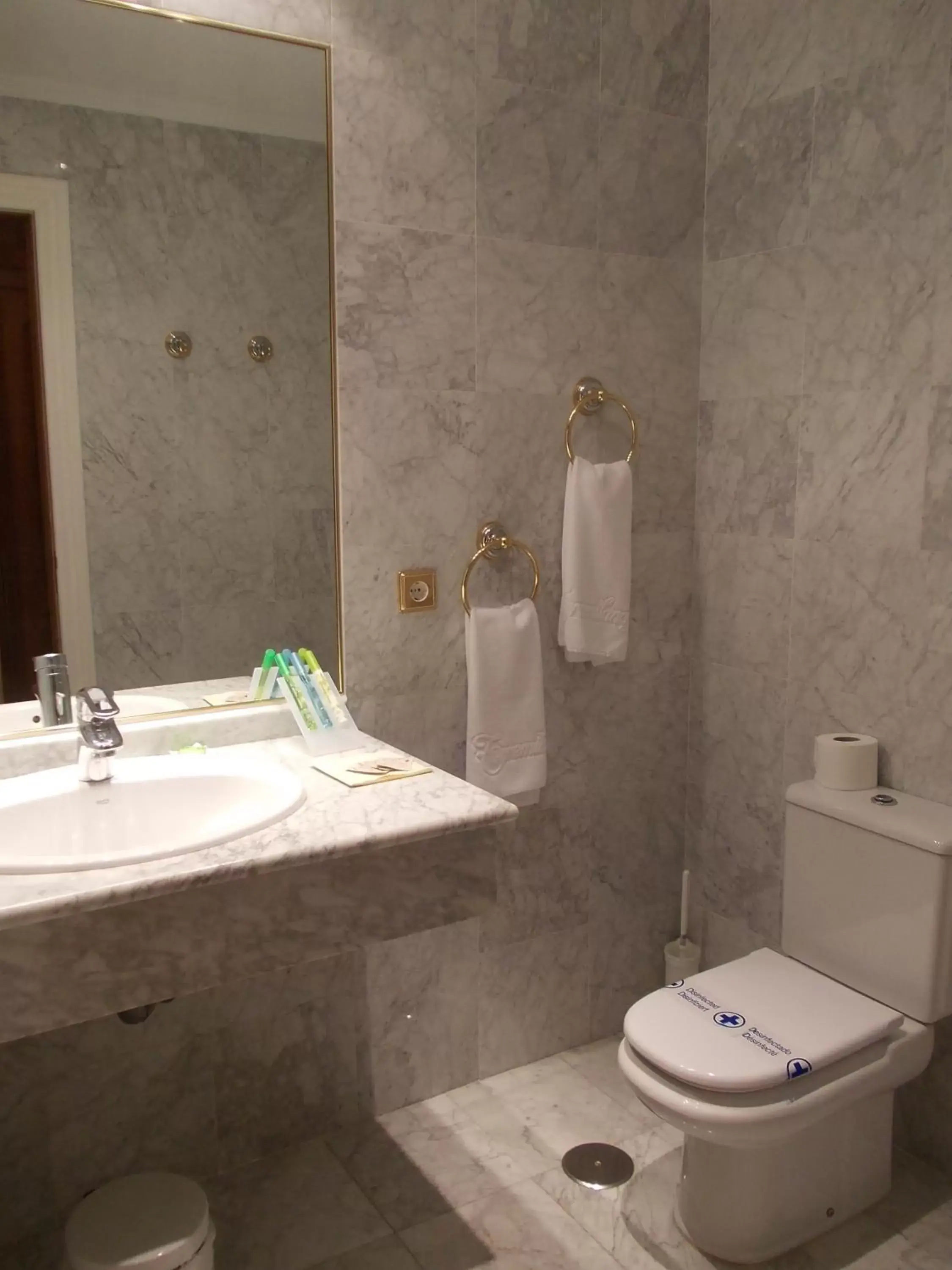 Bathroom in Hotel Torremilanos