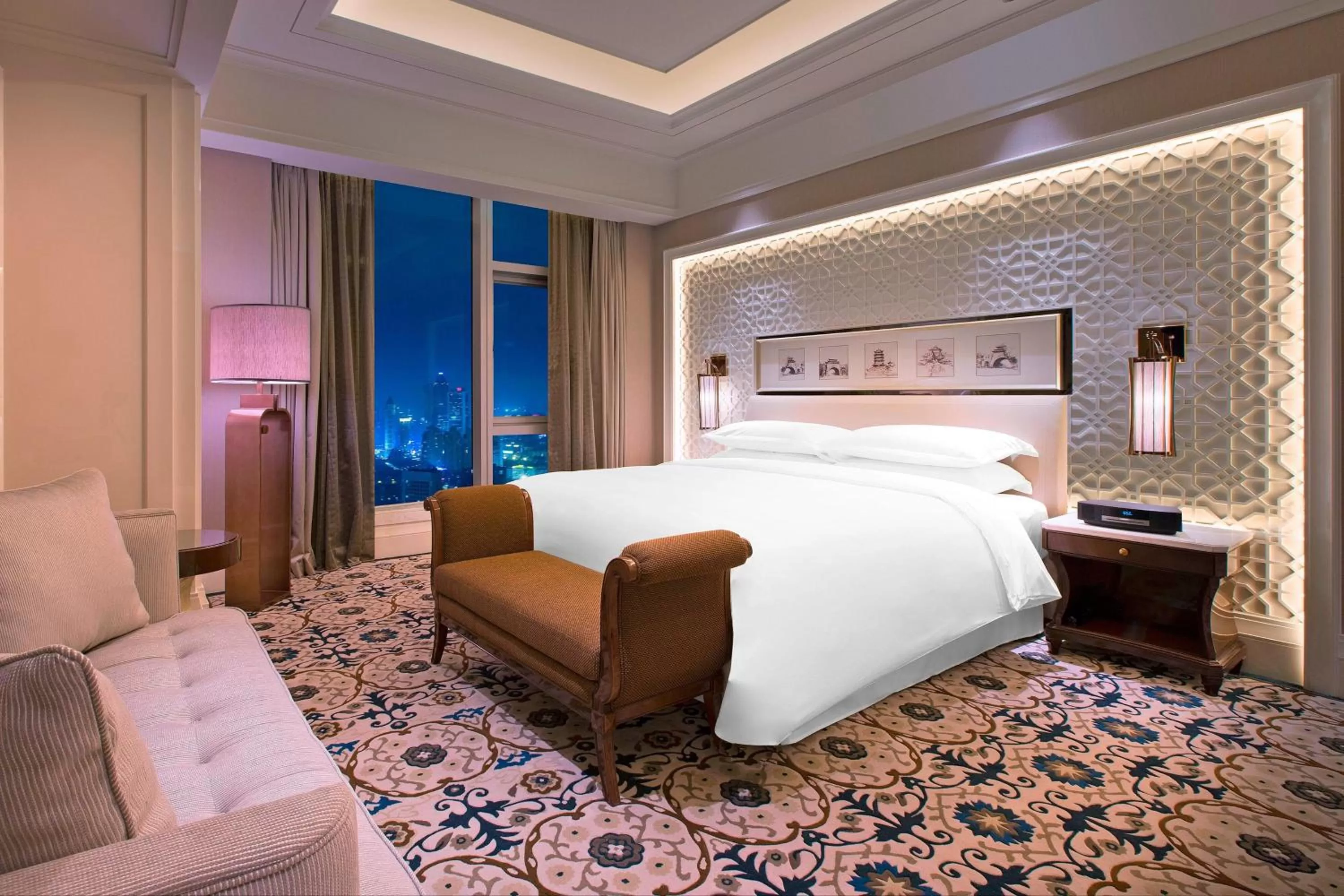 Photo of the whole room, Bed in Sheraton Grand Wuhan Hankou Hotel