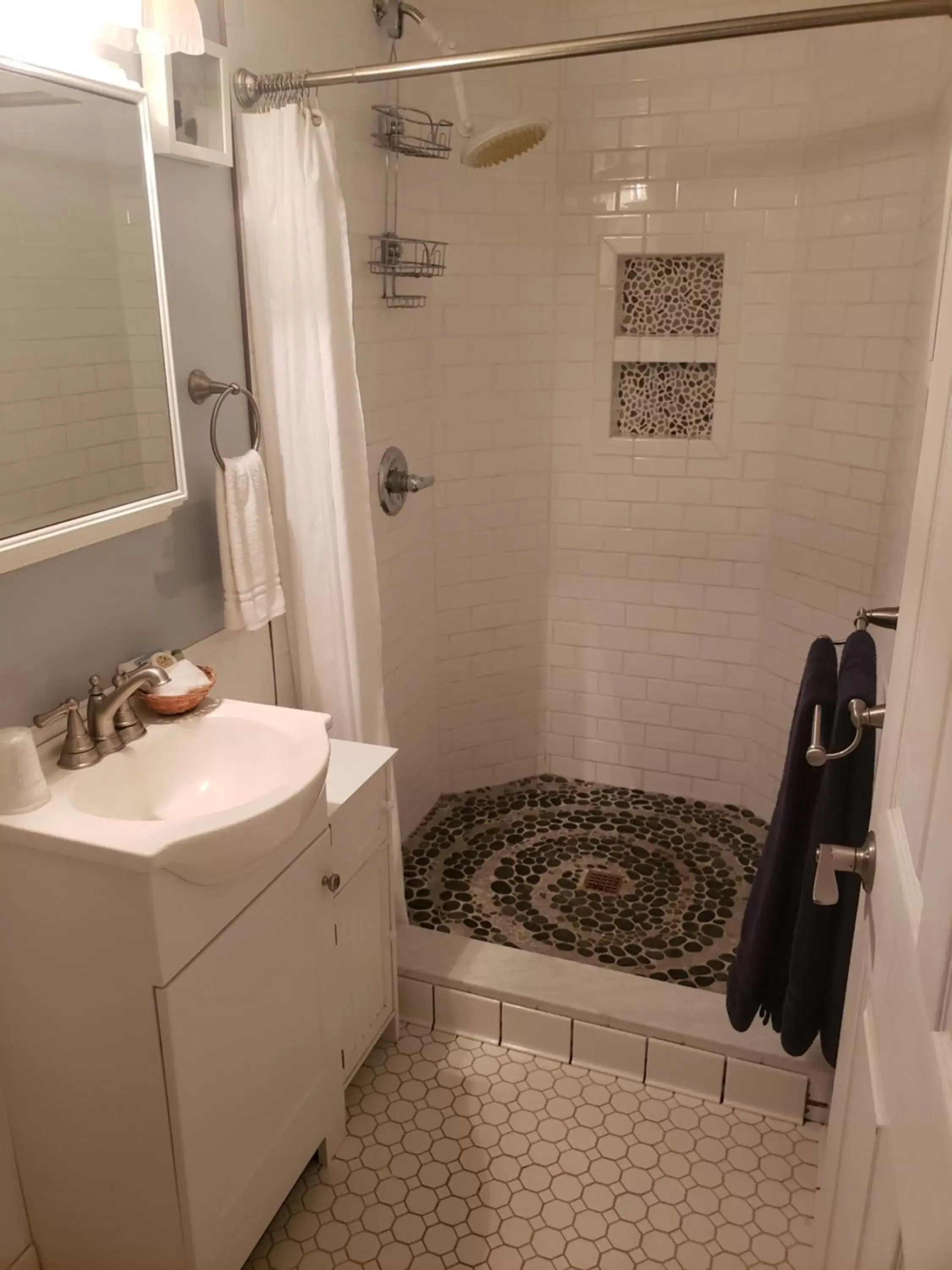 Shower, Bathroom in The Eastland Motel