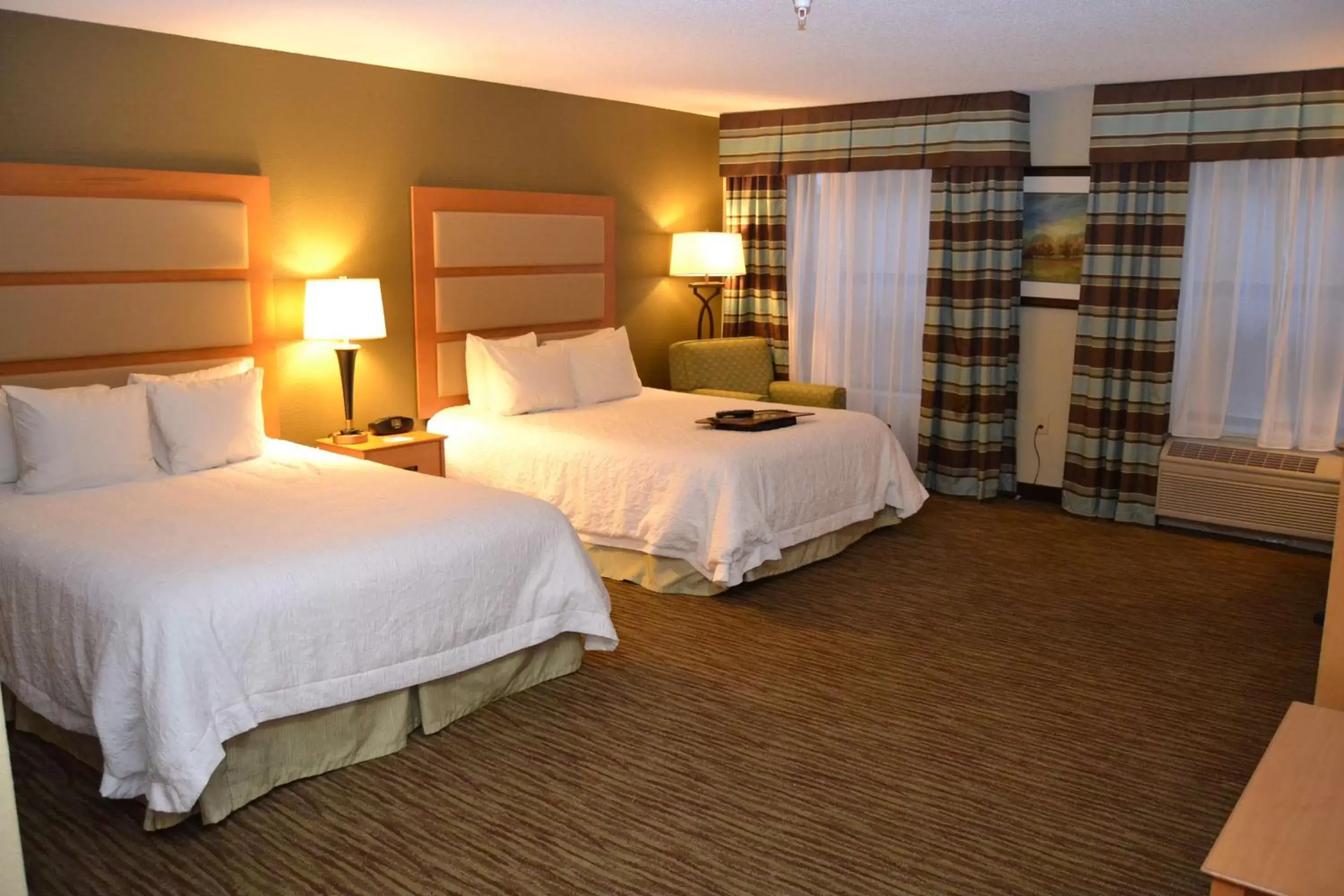 Bed in Hampton Inn & Suites Kalamazoo-Oshtemo
