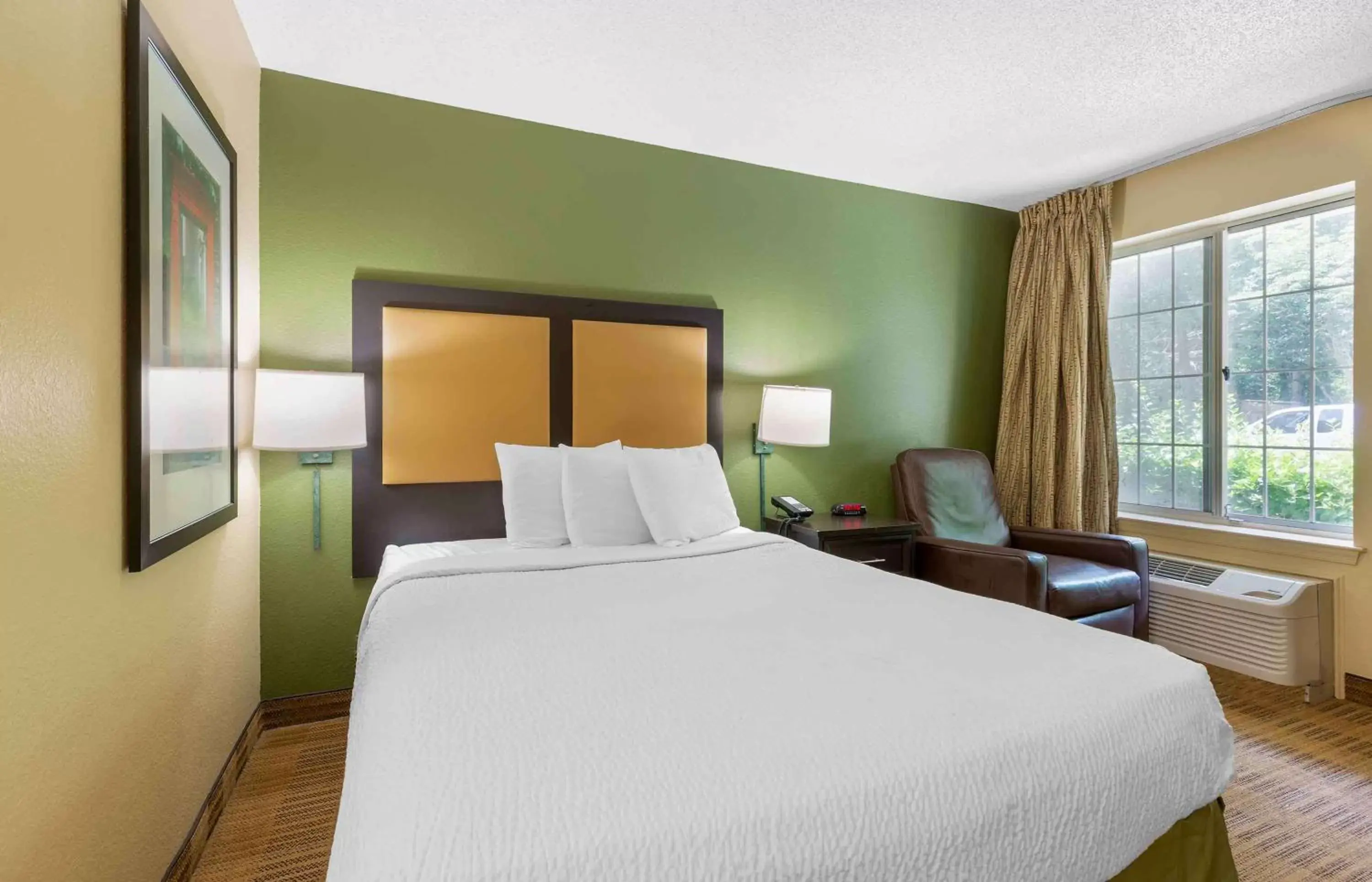 Bedroom, Bed in Extended Stay America Suites - Washington, DC - Sterling - Dulles