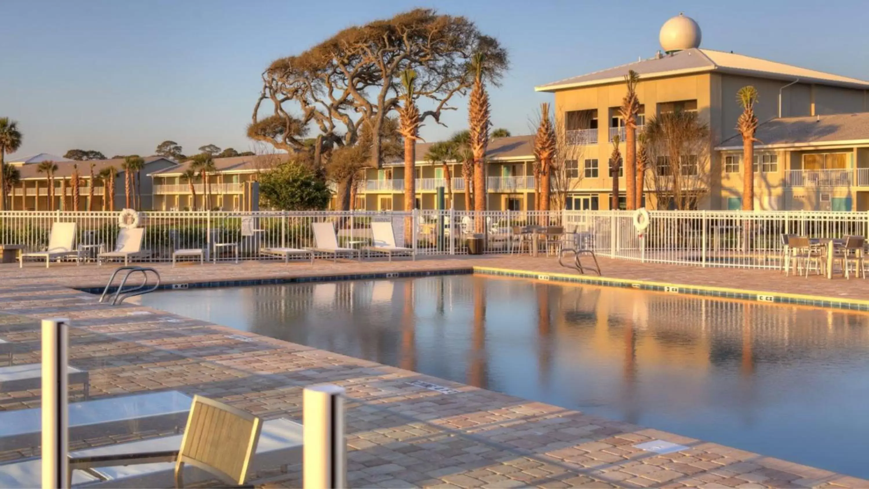 Swimming pool, Property Building in Holiday Inn Resort Jekyll Island, an IHG Hotel