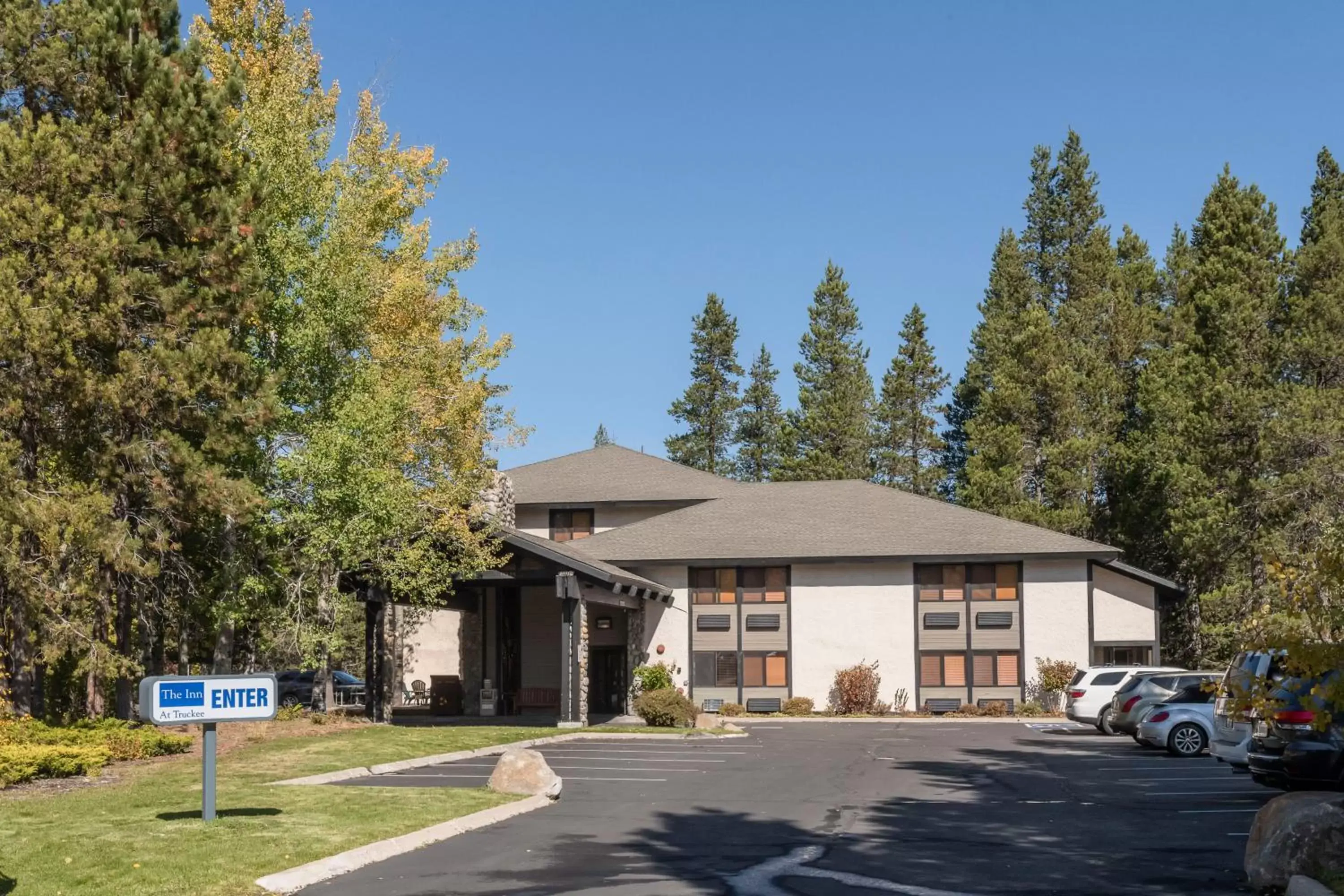 Facade/entrance, Property Building in Inn At Truckee