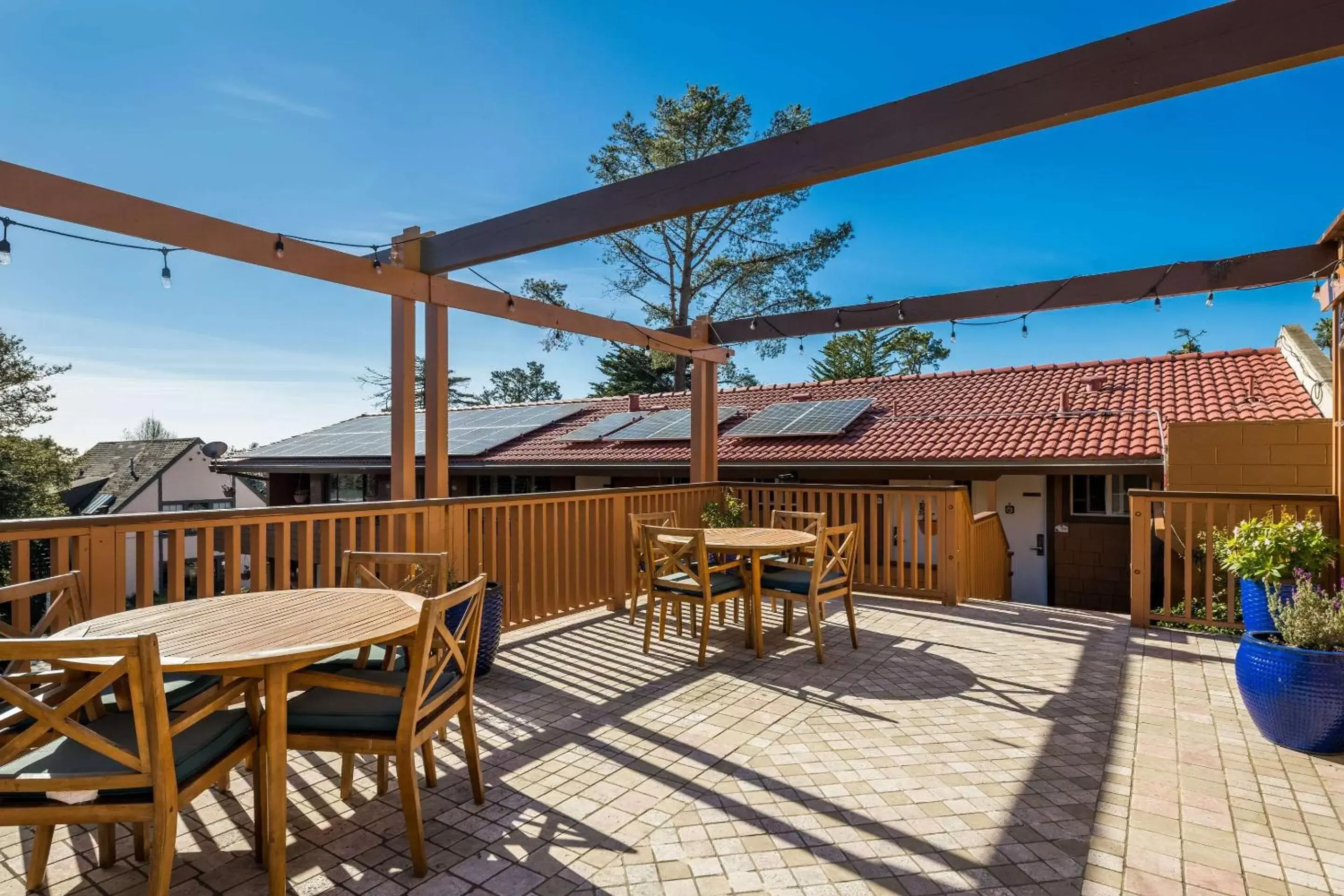 Property building in Clarion Collection Carmel Oaks Inn Property building in Clarion Collection Carmel Oaks Inn