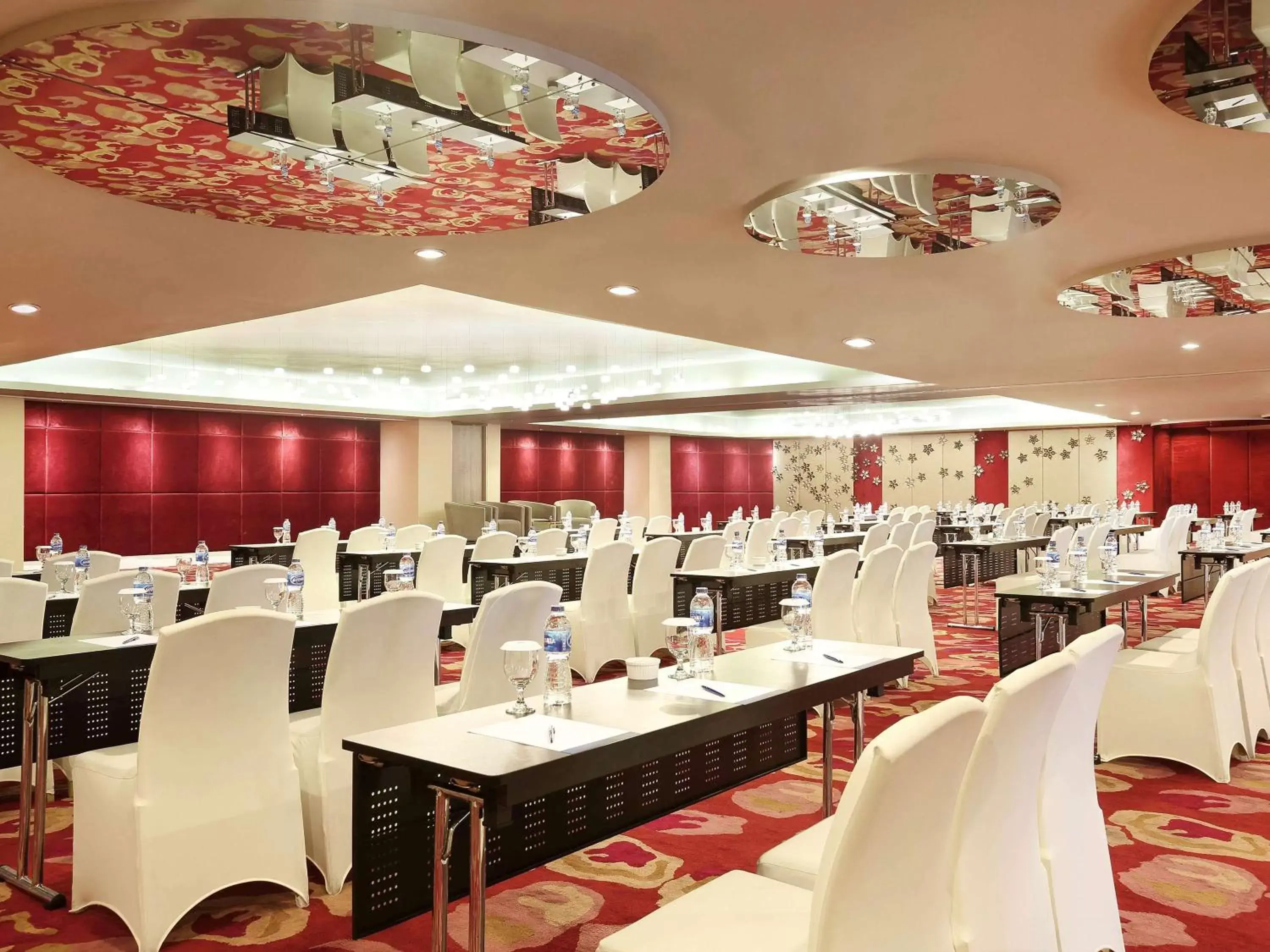 Meeting/conference room, Restaurant/Places to Eat in Novotel Jakarta Gajah Mada