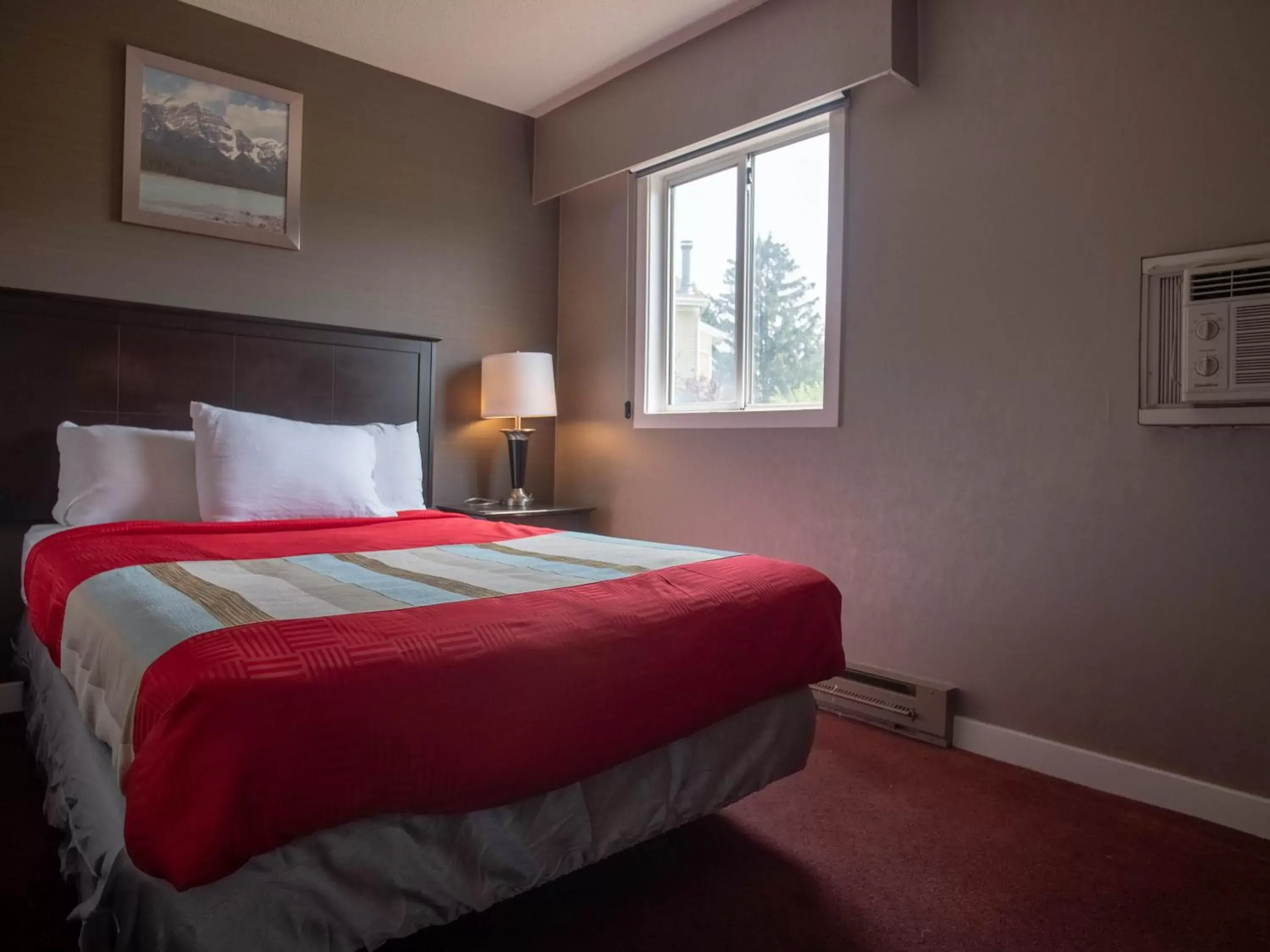 Bed in Best Budget Inn & Suites Kamloops