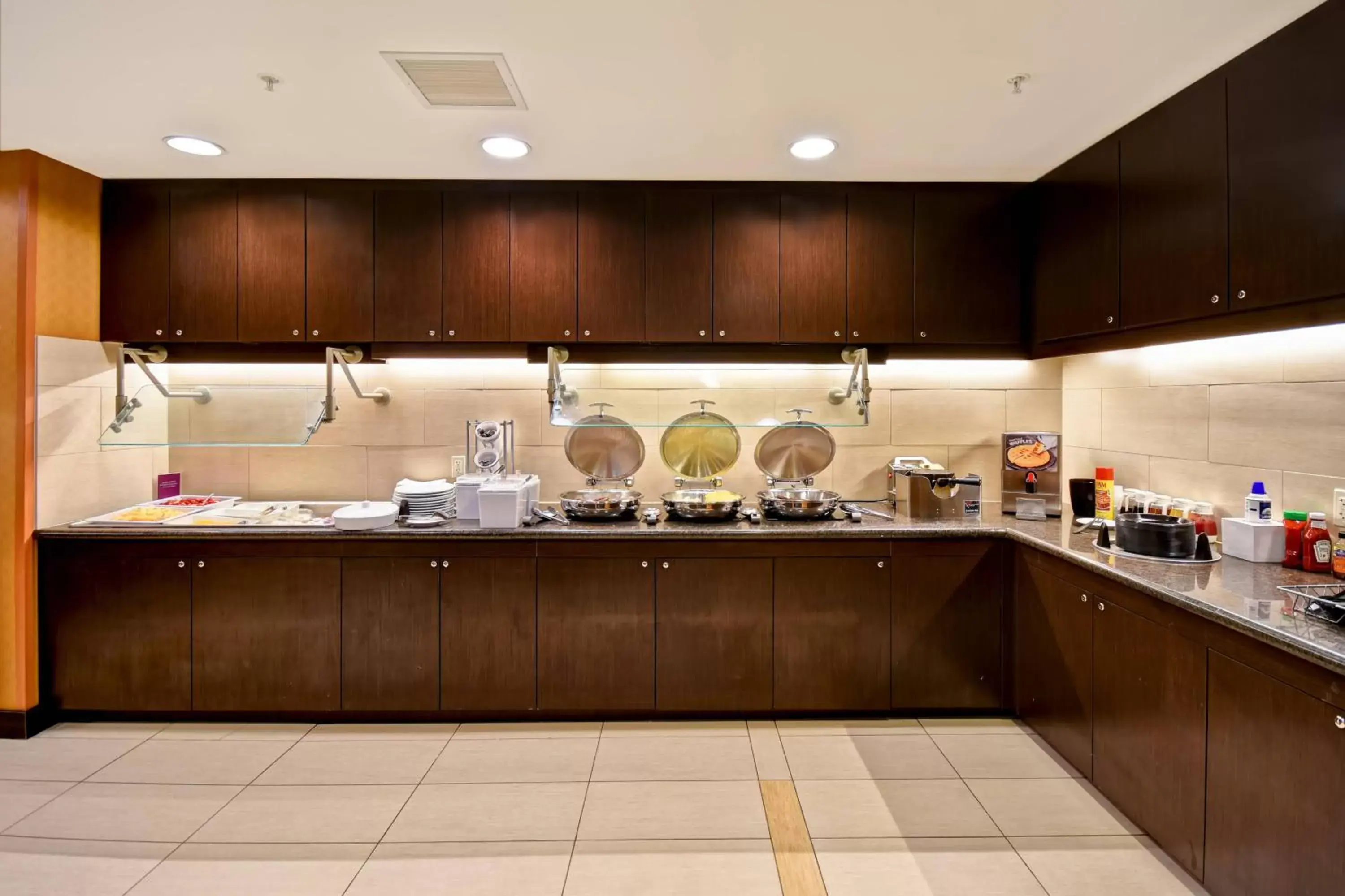 Breakfast, Kitchen/Kitchenette in Residence Inn by Marriott Springfield Chicopee