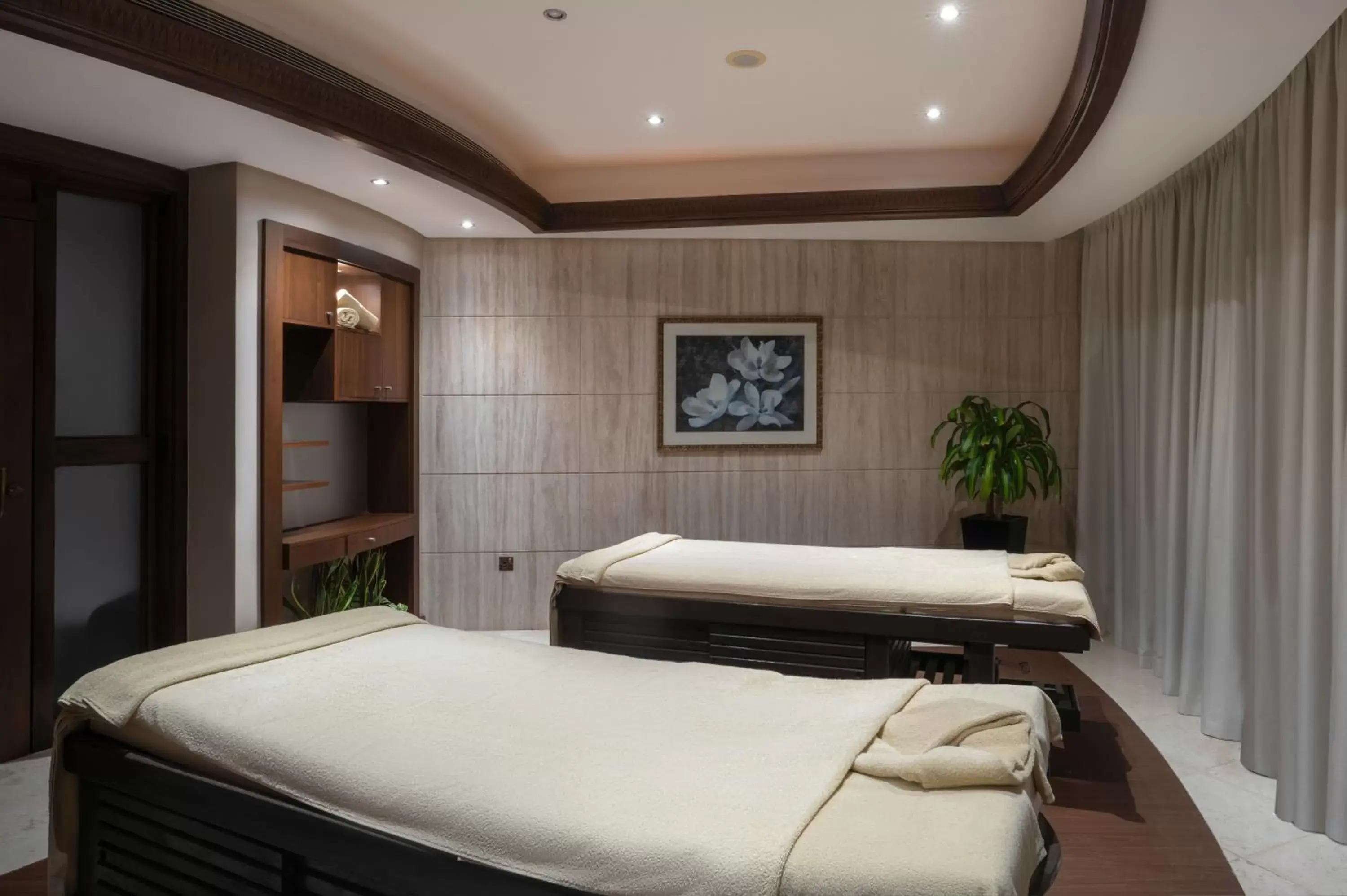 Massage, Spa/Wellness in The Diplomat Radisson Blu Hotel Residence & Spa