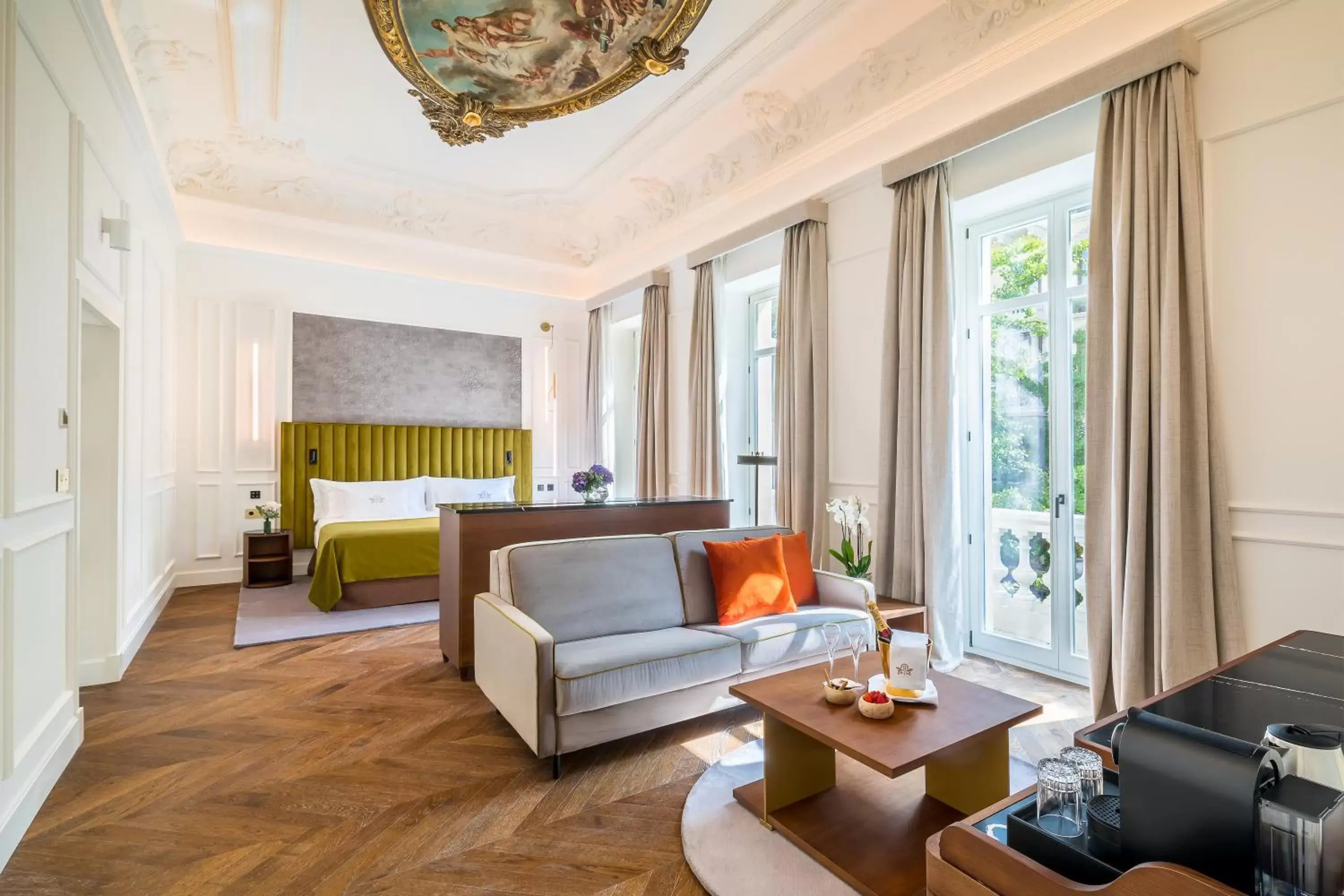 Bed, Seating Area in Palacio Gran Vía, a Royal Hideaway Hotel