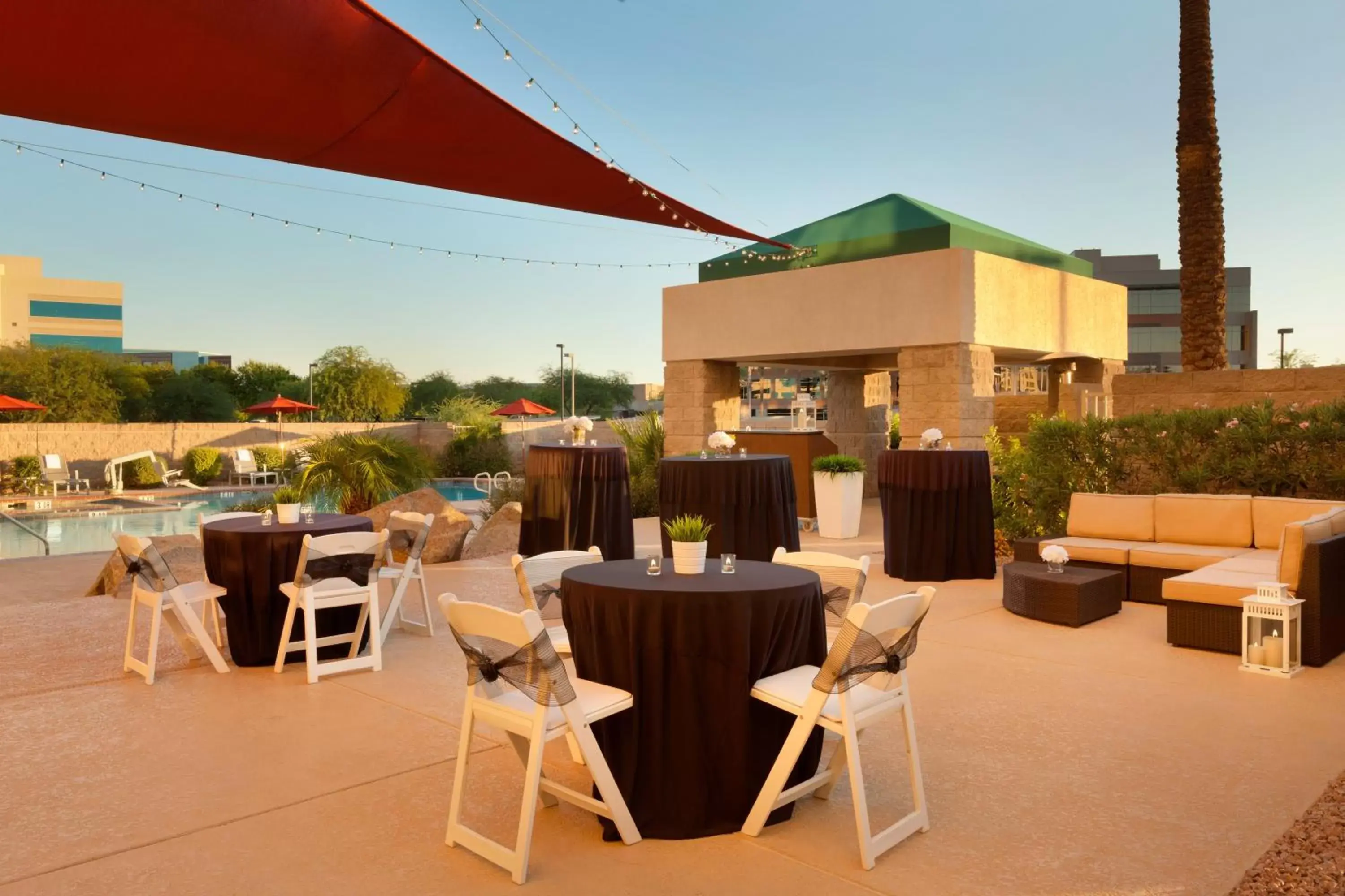 Patio, Restaurant/Places to Eat in Radisson Hotel Phoenix Airport