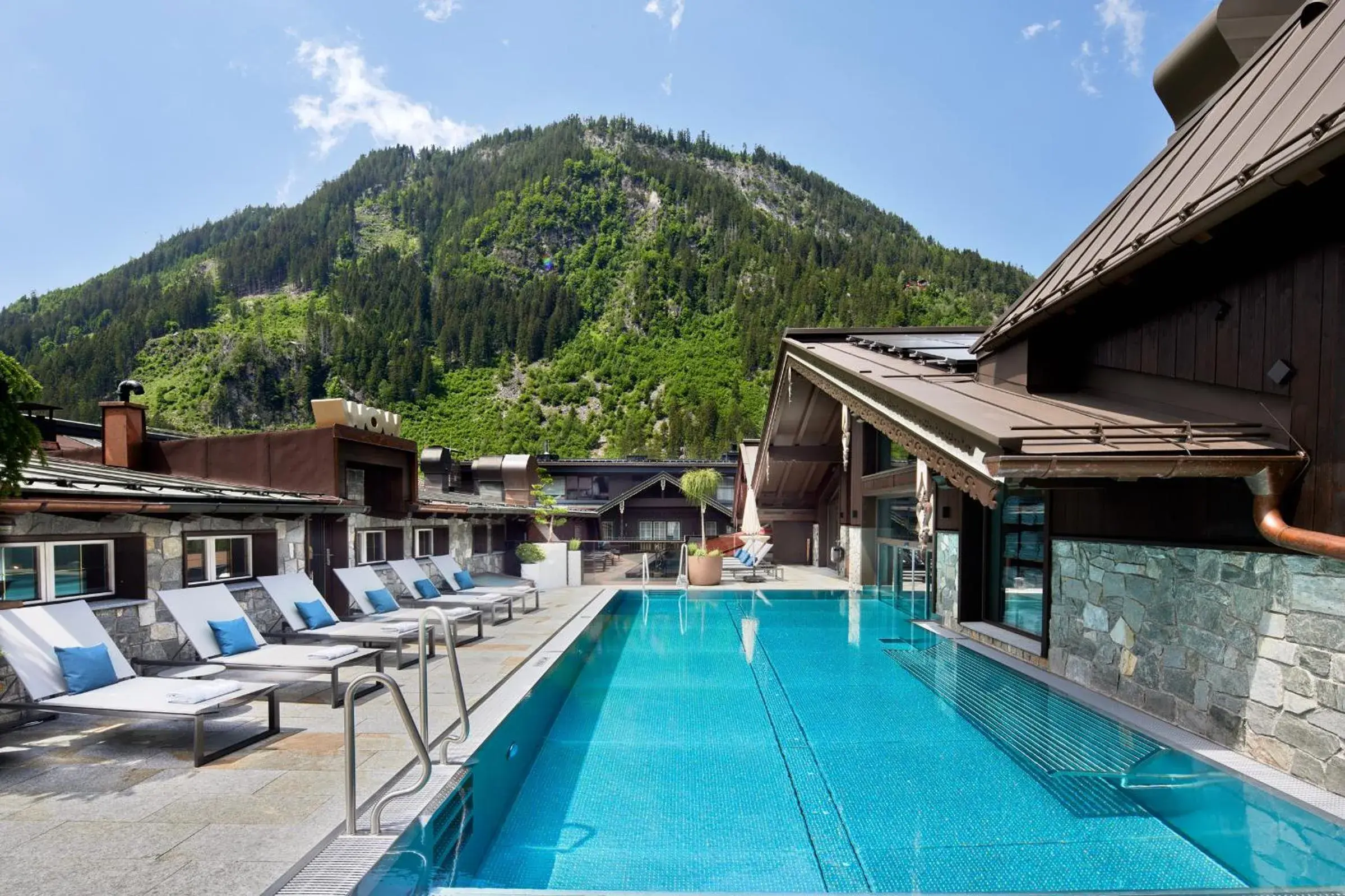 Swimming Pool in Hotel Neue Post