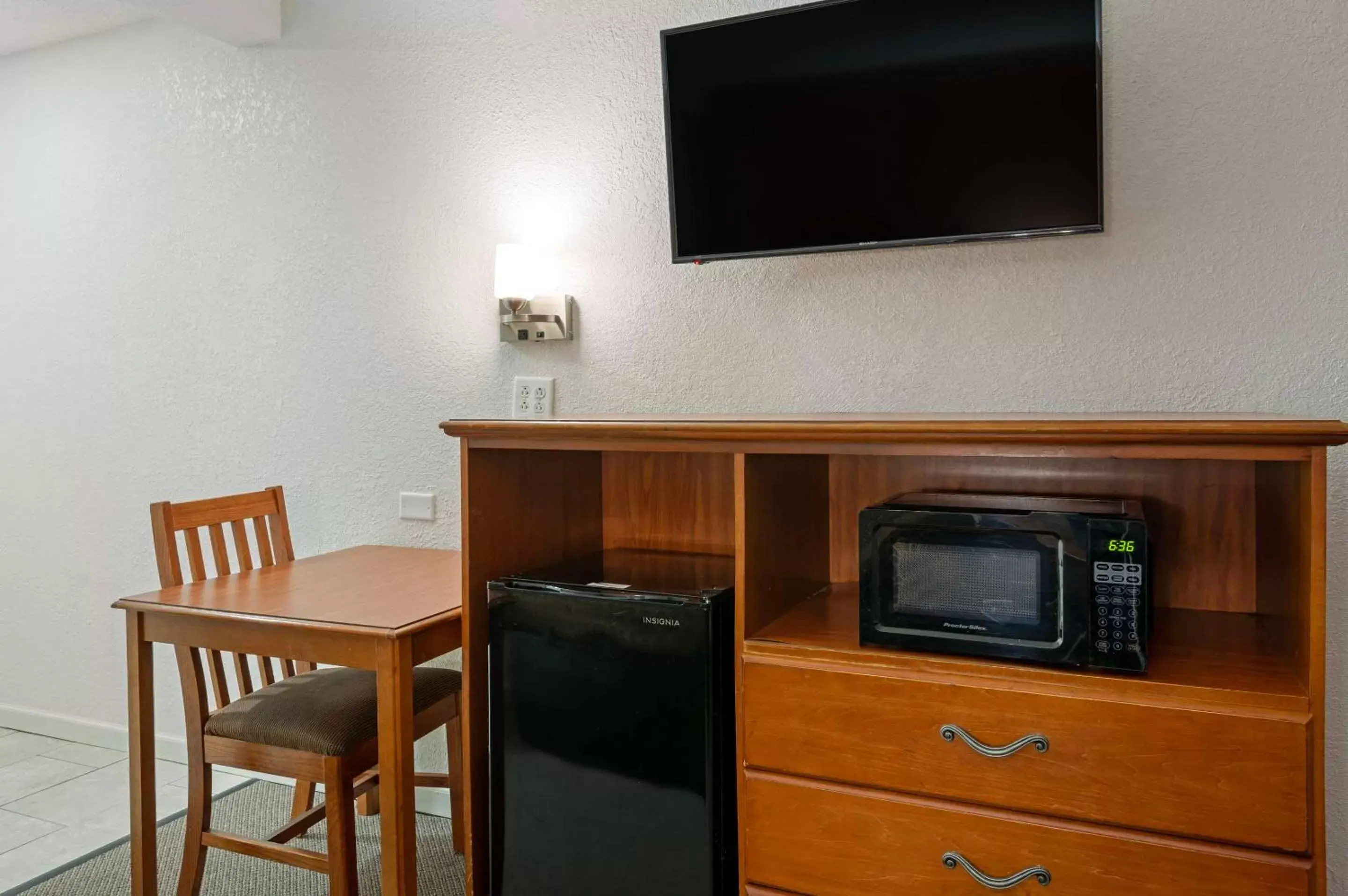 Bedroom, TV/Entertainment Center in Rodeway Inn Terre Haute