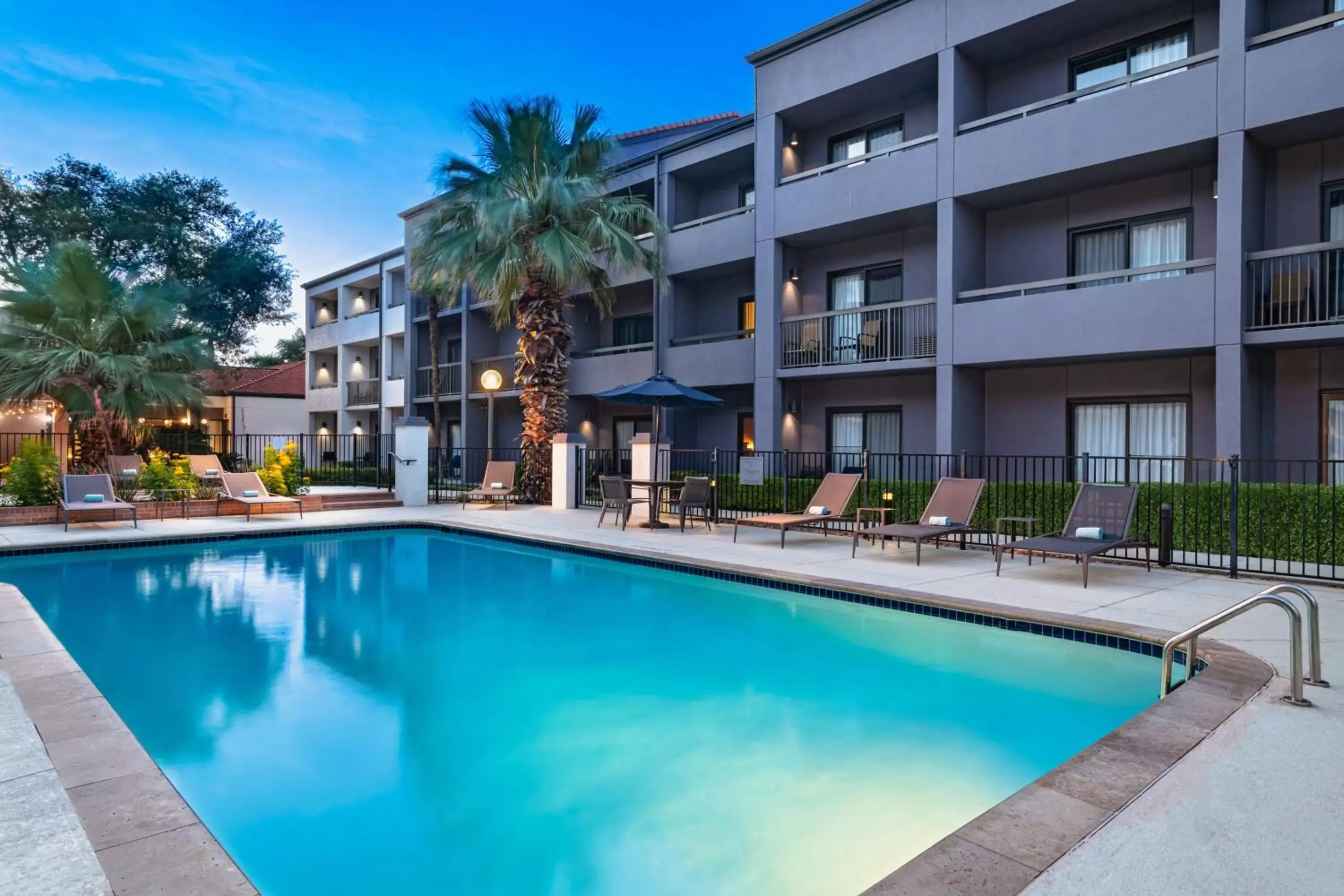Swimming pool, Property Building in Courtyard by Marriott San Antonio Downtown