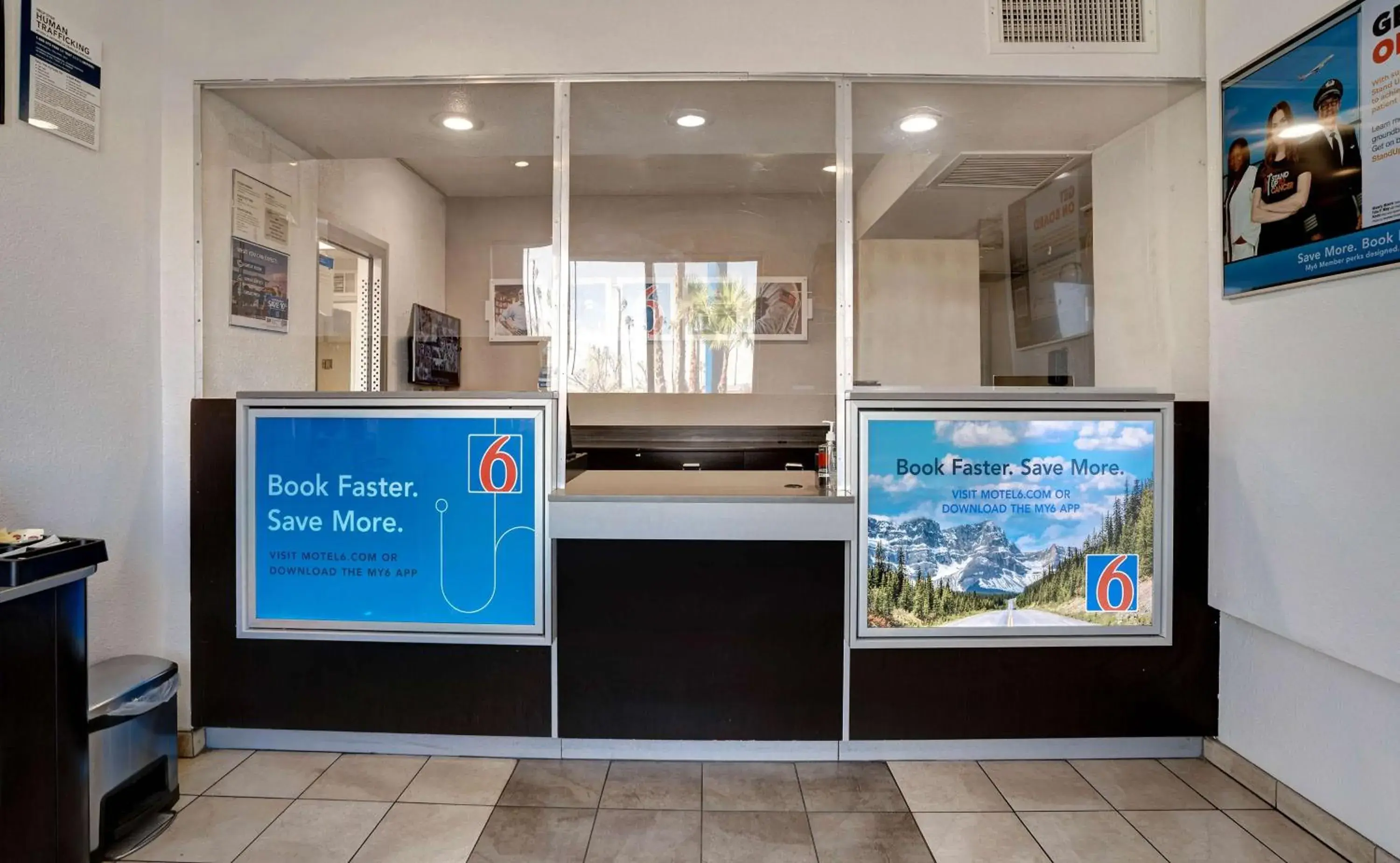 Lobby or reception, TV/Entertainment Center in Motel 6-Bakersfield, CA - South