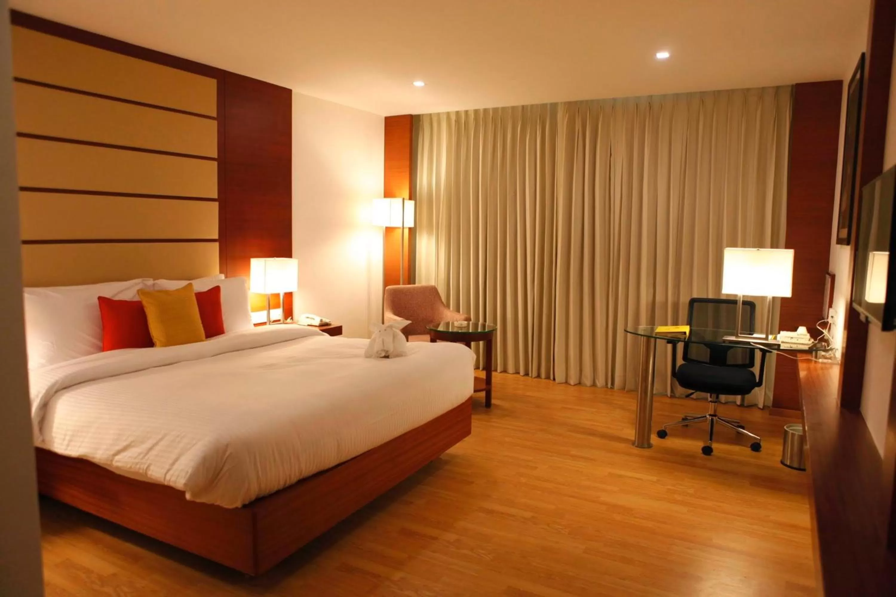 Photo of the whole room, Bed in Lemon Tree Hotel Shimona Chennai
