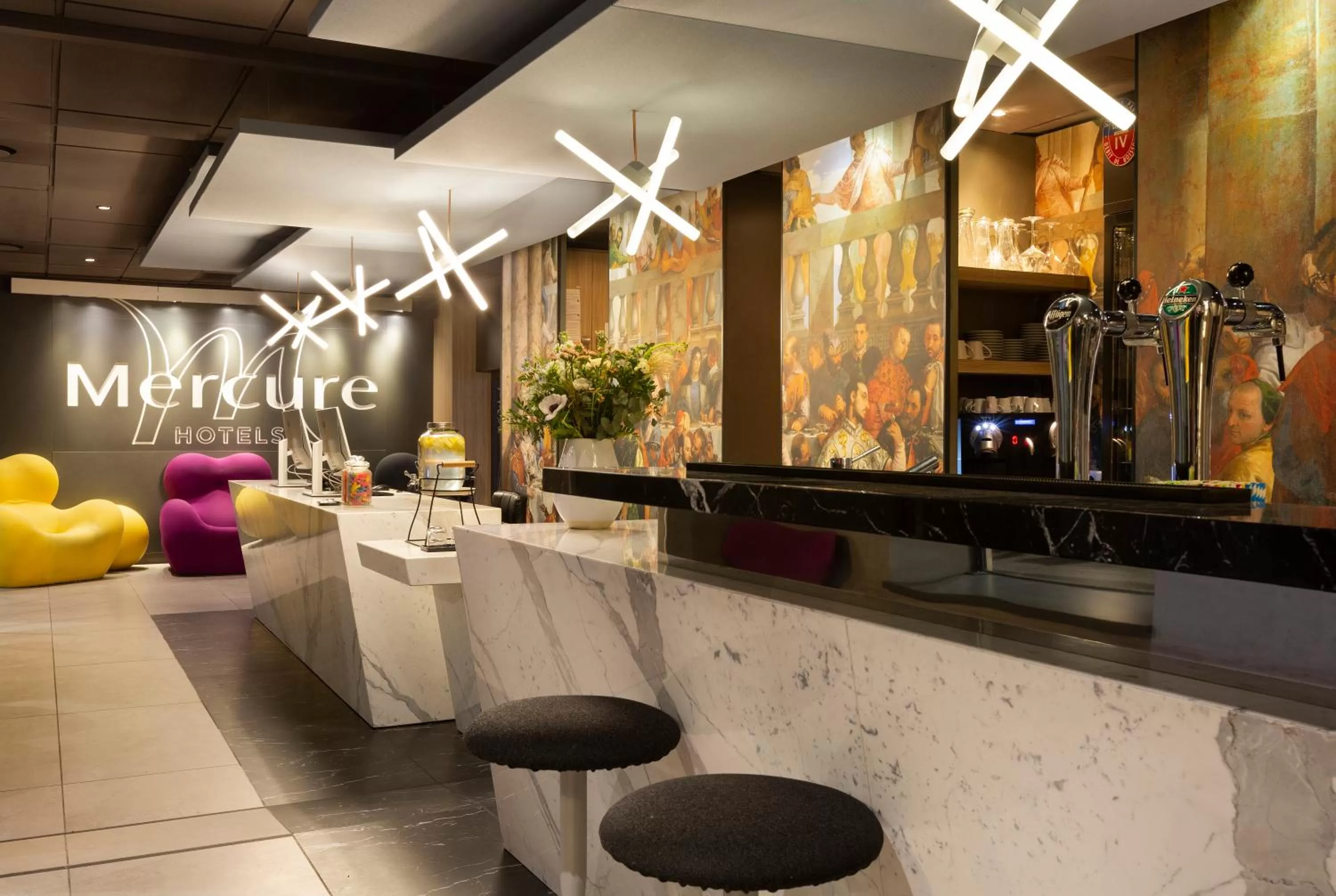 Lobby or reception in Mercure Paris Alesia