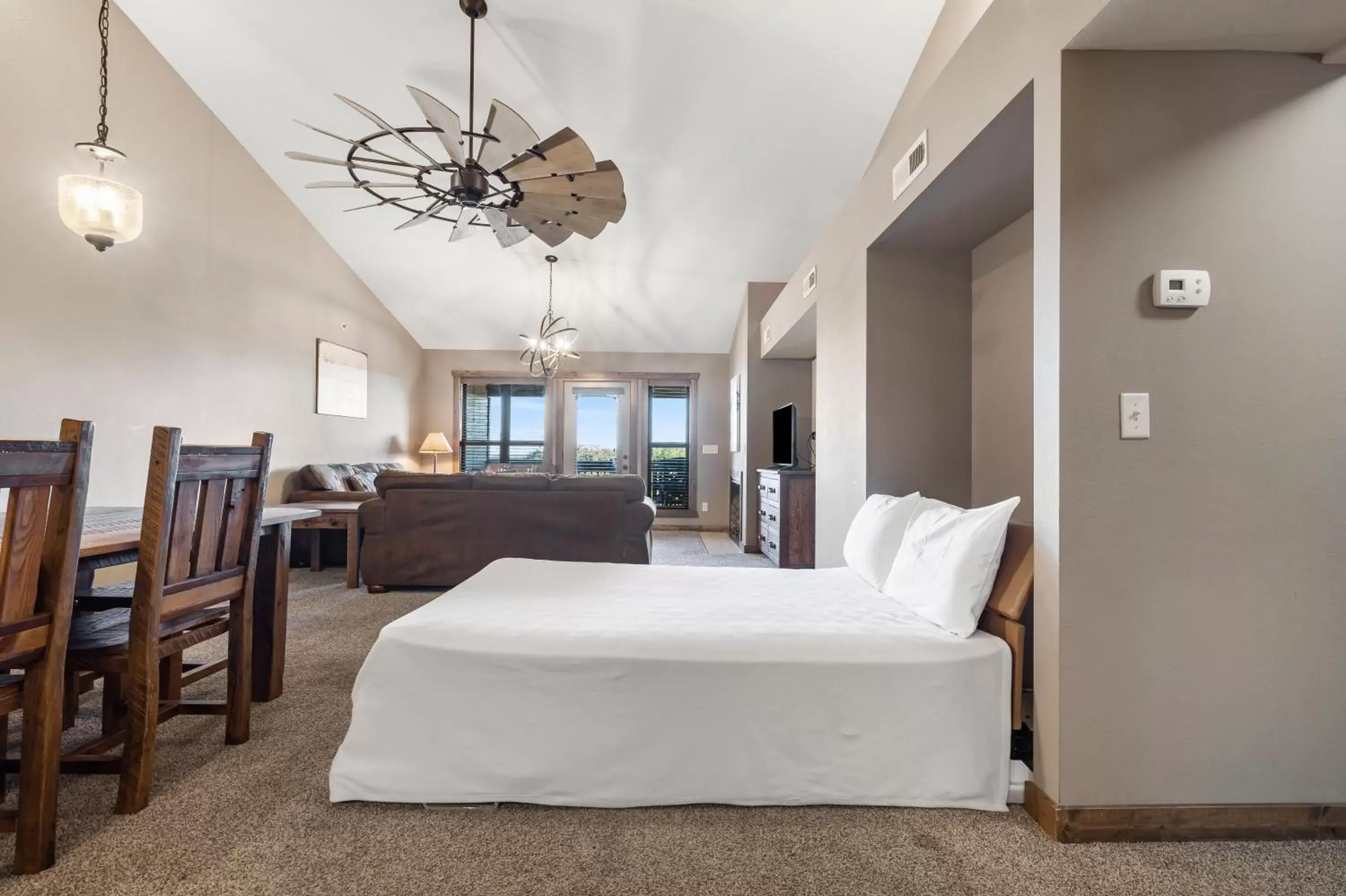 Living room, Bed in Table Rock Resorts at Indian Point