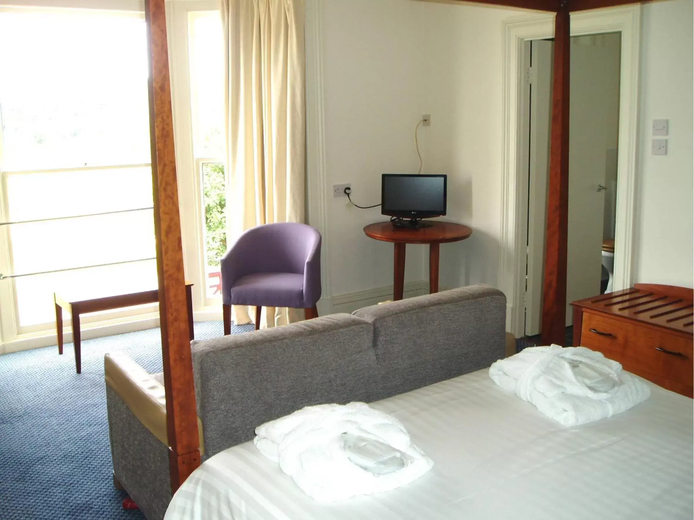 Bedroom, TV/Entertainment Center in The Golf Hotel