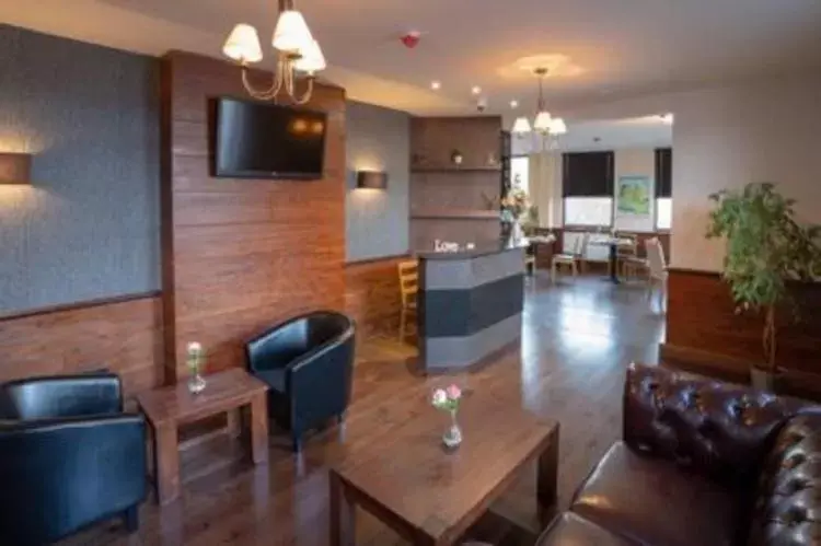 Lobby or reception, Dining Area in Eagle Hotel Luton Airport