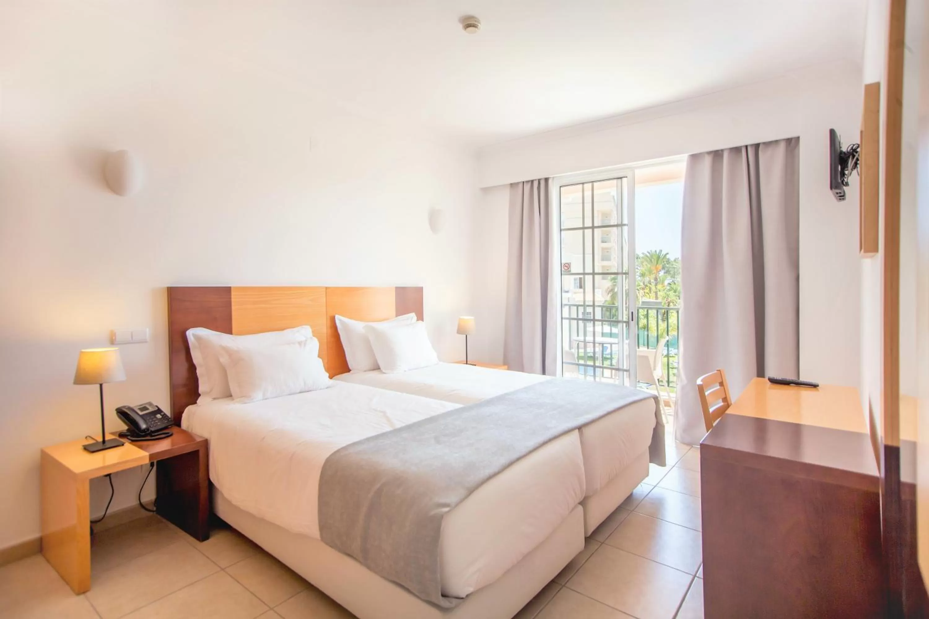 Pool view, Bed in Aquamar Albufeira Aparthotel