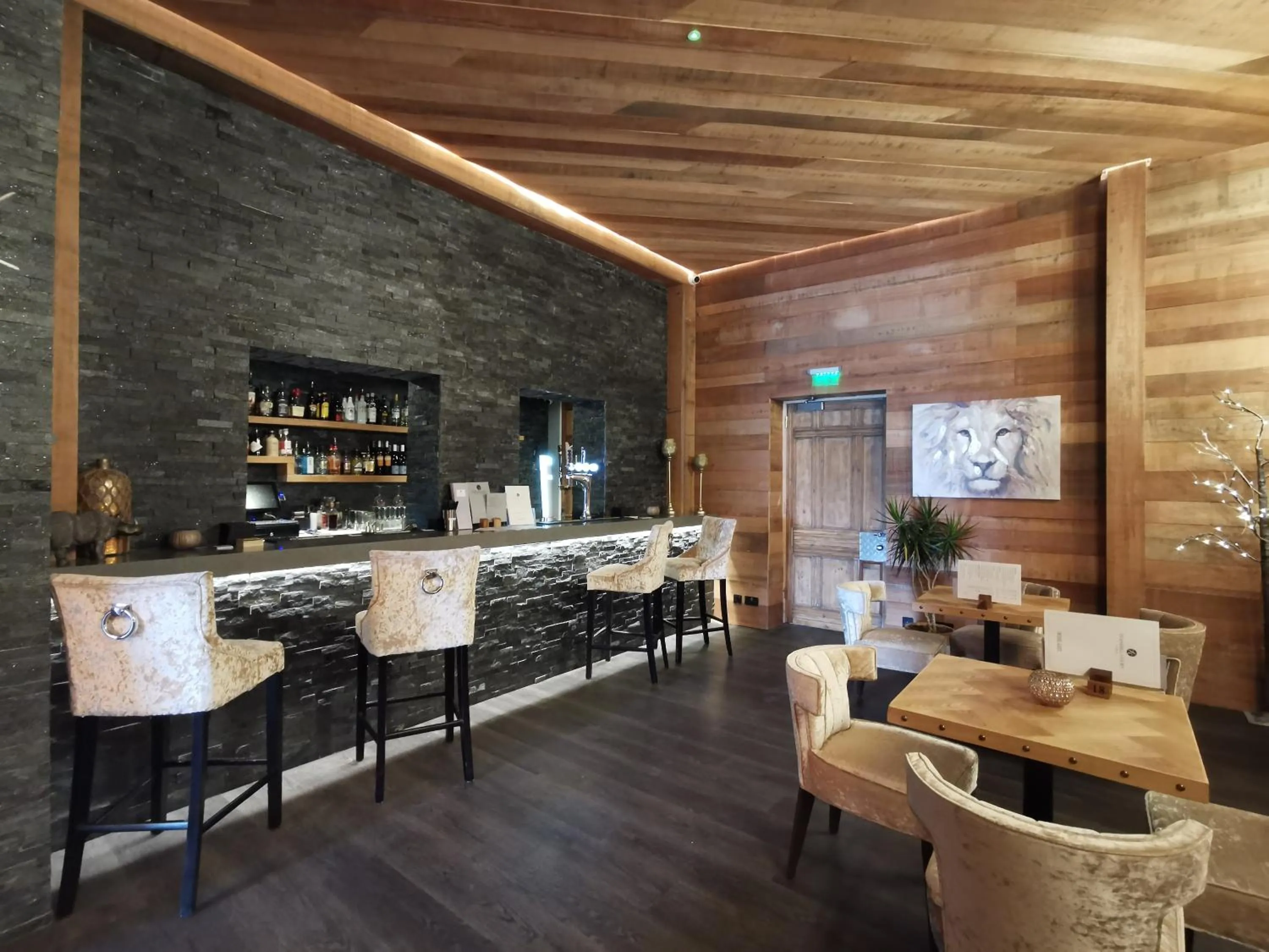 Lounge or bar in Stanhill Court Hotel, a member of Radisson Individuals