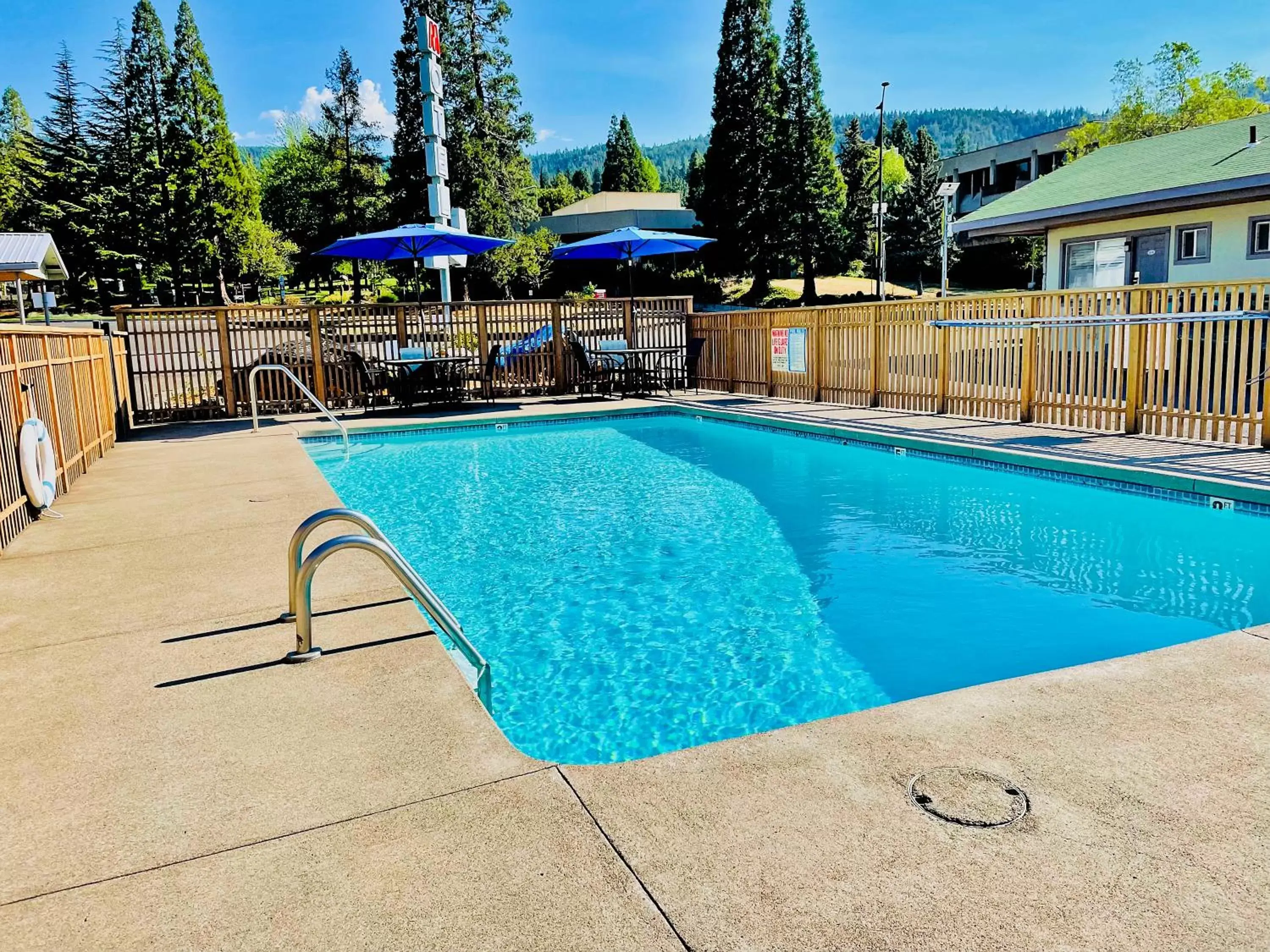 Swimming pool in Ashland Motel - University