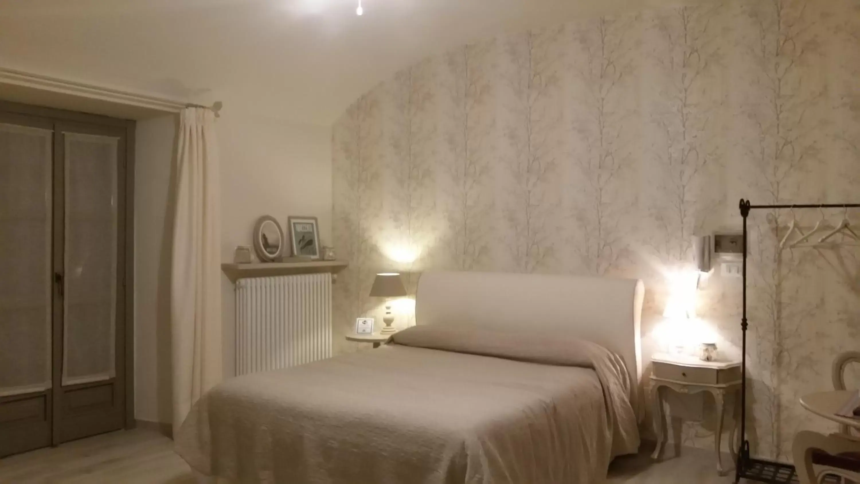 Photo of the whole room, Bed in Novecento Charming Room