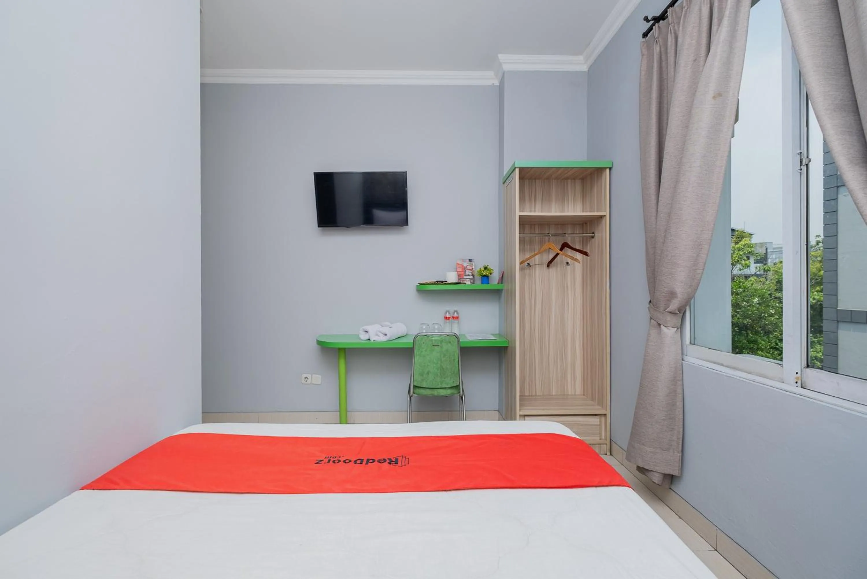 Bed in RedDoorz Plus @ Cideng Barat