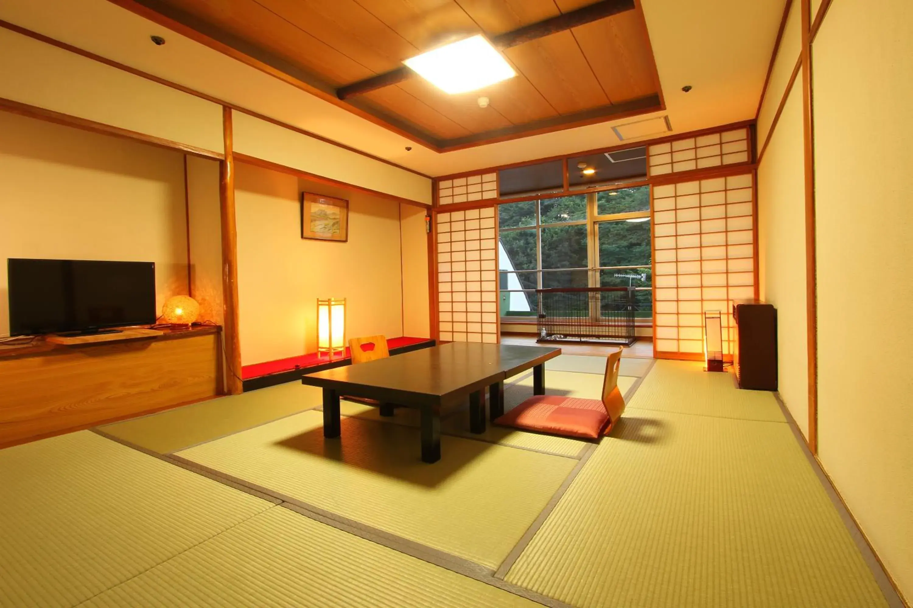 Photo of the whole room, Seating Area in Kusatsu Onsen Daitokan