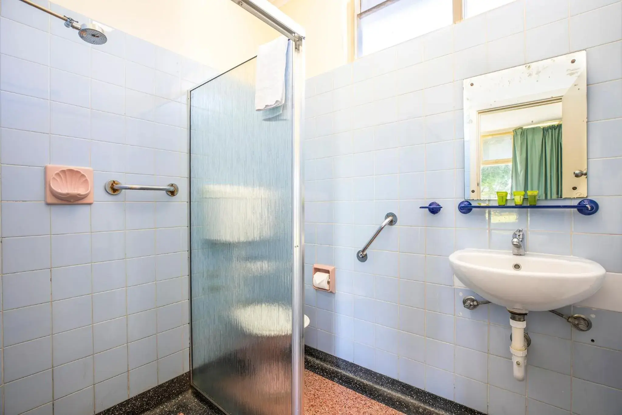 Shower, Bathroom in Links Hotel