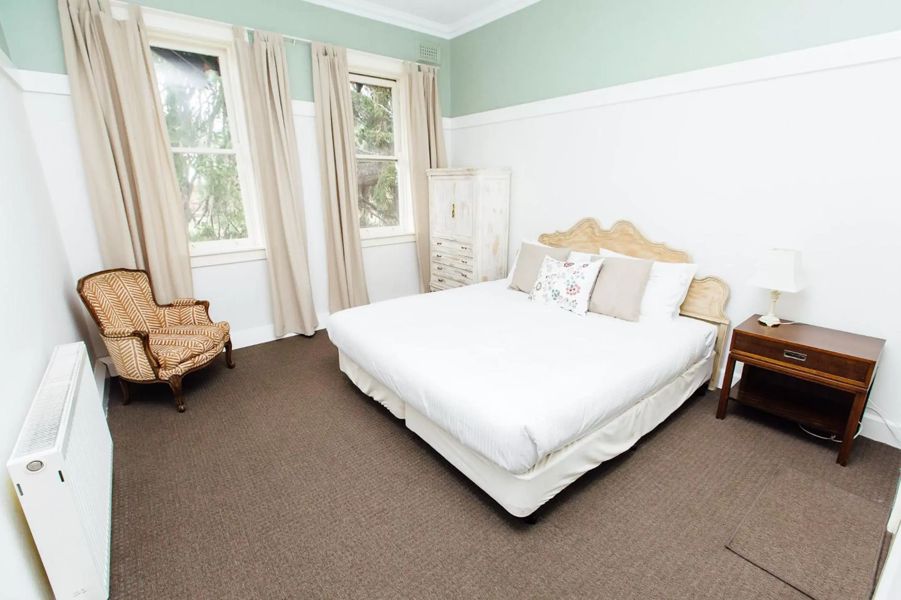 Photo of the whole room, Bed in Bundanoon Hotel