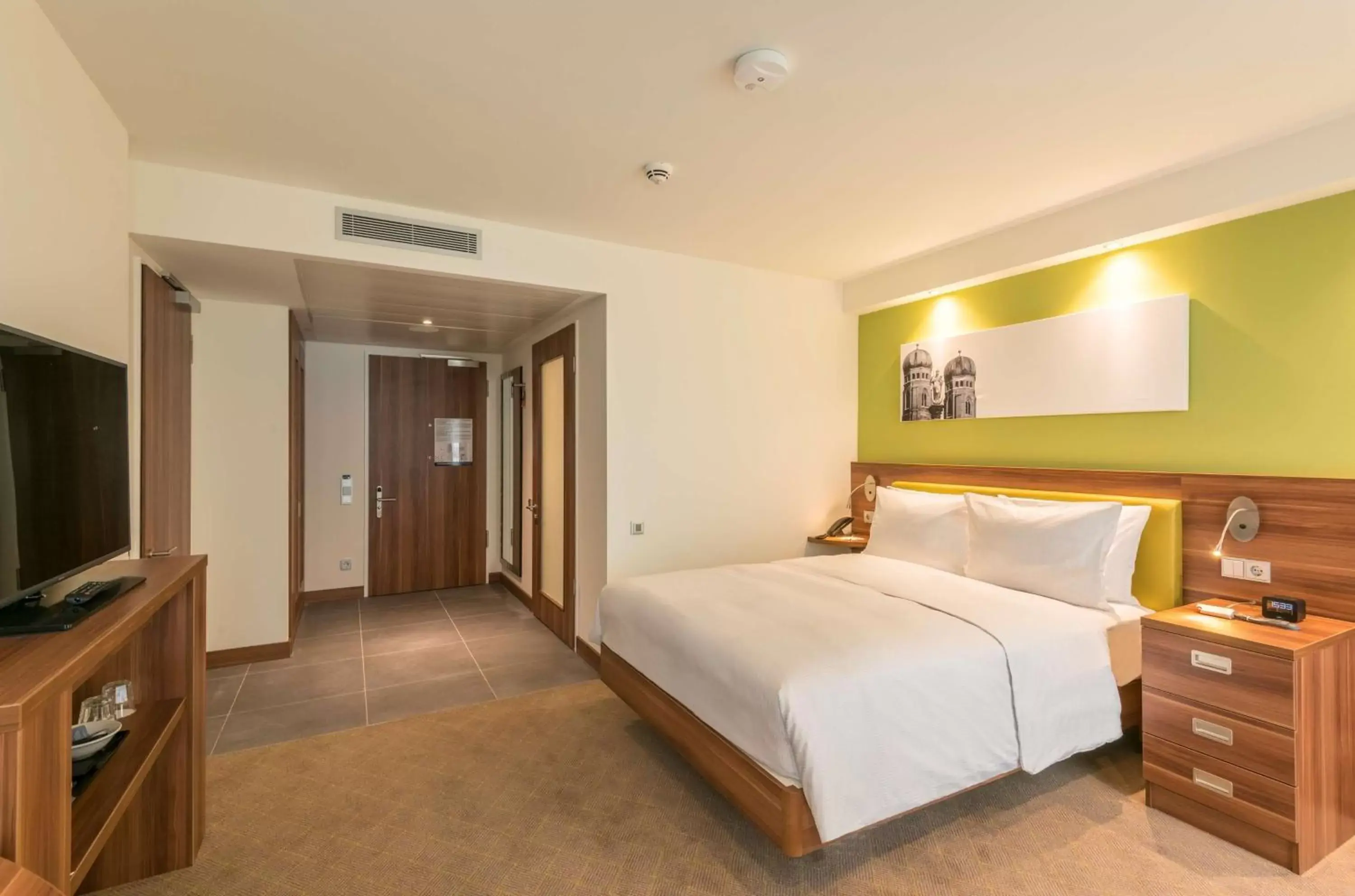 Bedroom, Bed in Hampton By Hilton Munich City West